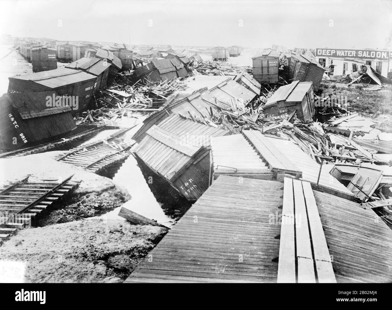 L'ouragan de 1900 a fait la terre le 8 septembre 1900, dans la ville de Galveston, Texas, aux États-Unis. Il avait estimé des vents de 233 km/h à l'automne, ce qui en faisait une tempête de catégorie 4 sur l'échelle de l'ouragan Saffir–Simpson. C'était l'ouragan le plus meurtrier de l'histoire des États-Unis. L'ouragan a causé de grandes pertes de vie avec le nombre estimé de morts entre 6 000 et 12 000 personnes; le nombre le plus cité dans les rapports officiels est de 8 000, donnant à la tempête le troisième plus grand nombre de morts ou de blessures de tout ouragan de l'Atlantique, après le grand ouragan de 1780 et de la Hurrica de 1998 Banque D'Images L'ouragan de 1900 a fait la terre le 8 septembre 1900, dans la ville de Galveston, Texas, aux États-Unis. Il avait estimé des vents de 233 km/h à l'automne, ce qui en faisait une tempête de catégorie 4 sur l'échelle de l'ouragan Saffir–Simpson. C'était l'ouragan le plus meurtrier de l'histoire des États-Unis. L'ouragan a causé de grandes pertes de vie avec le nombre estimé de morts entre 6 000 et 12 000 personnes; le nombre le plus cité dans les rapports officiels est de 8 000, donnant à la tempête le troisième plus grand nombre de morts ou de blessures de tout ouragan de l'Atlantique, après le grand ouragan de 1780 et de la Hurrica de 1998 Banque D'Images