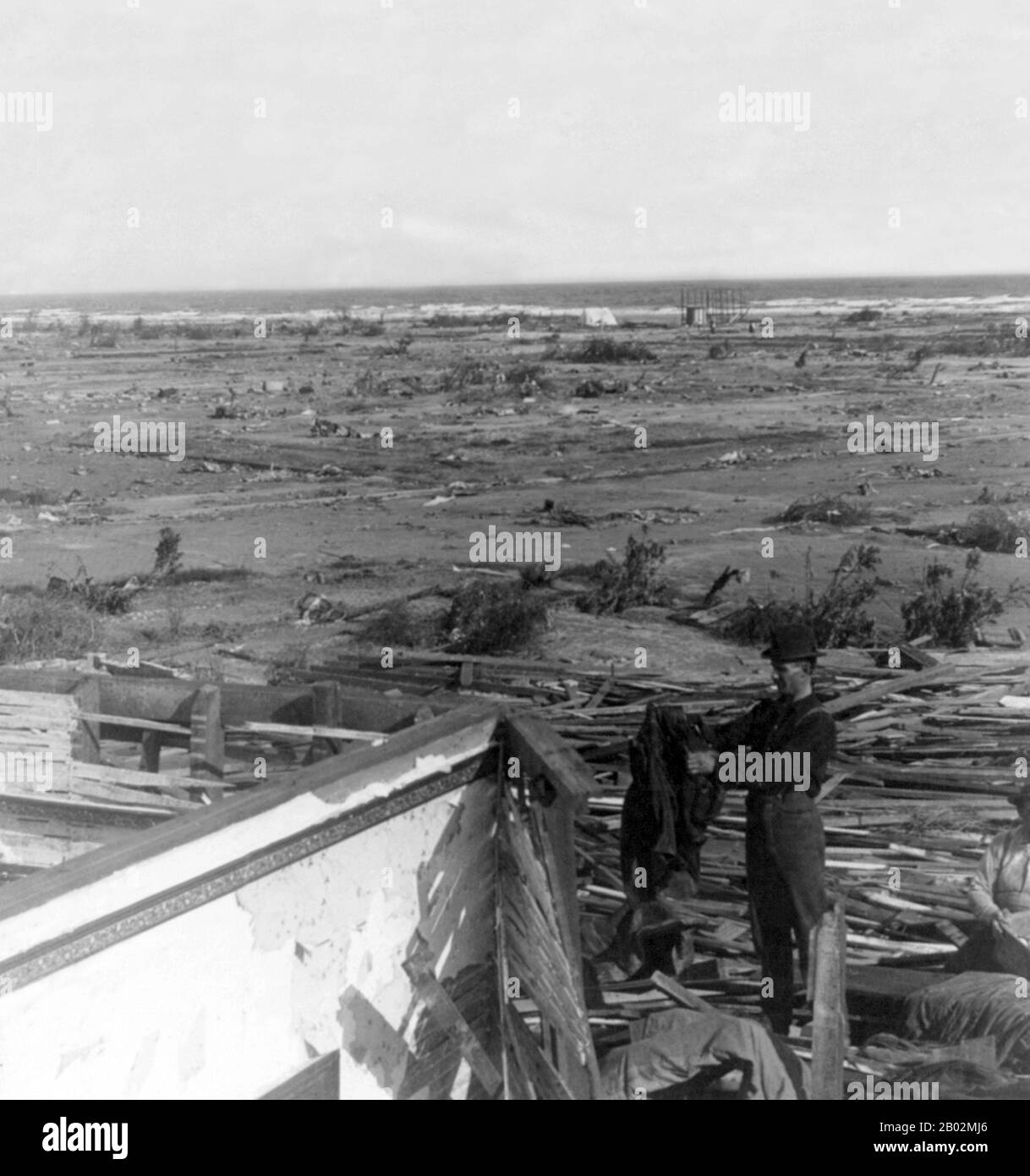 L'ouragan de 1900 a fait la terre le 8 septembre 1900, dans la ville de Galveston, Texas, aux États-Unis. Il avait estimé des vents de 233 km/h à l'automne, ce qui en faisait une tempête de catégorie 4 sur l'échelle de l'ouragan Saffir–Simpson. C'était l'ouragan le plus meurtrier de l'histoire des États-Unis. L'ouragan a causé de grandes pertes de vie avec le nombre estimé de morts entre 6 000 et 12 000 personnes; le nombre le plus cité dans les rapports officiels est de 8 000, donnant à la tempête le troisième plus grand nombre de morts ou de blessures de tout ouragan de l'Atlantique, après le grand ouragan de 1780 et de la Hurrica de 1998 Banque D'Images