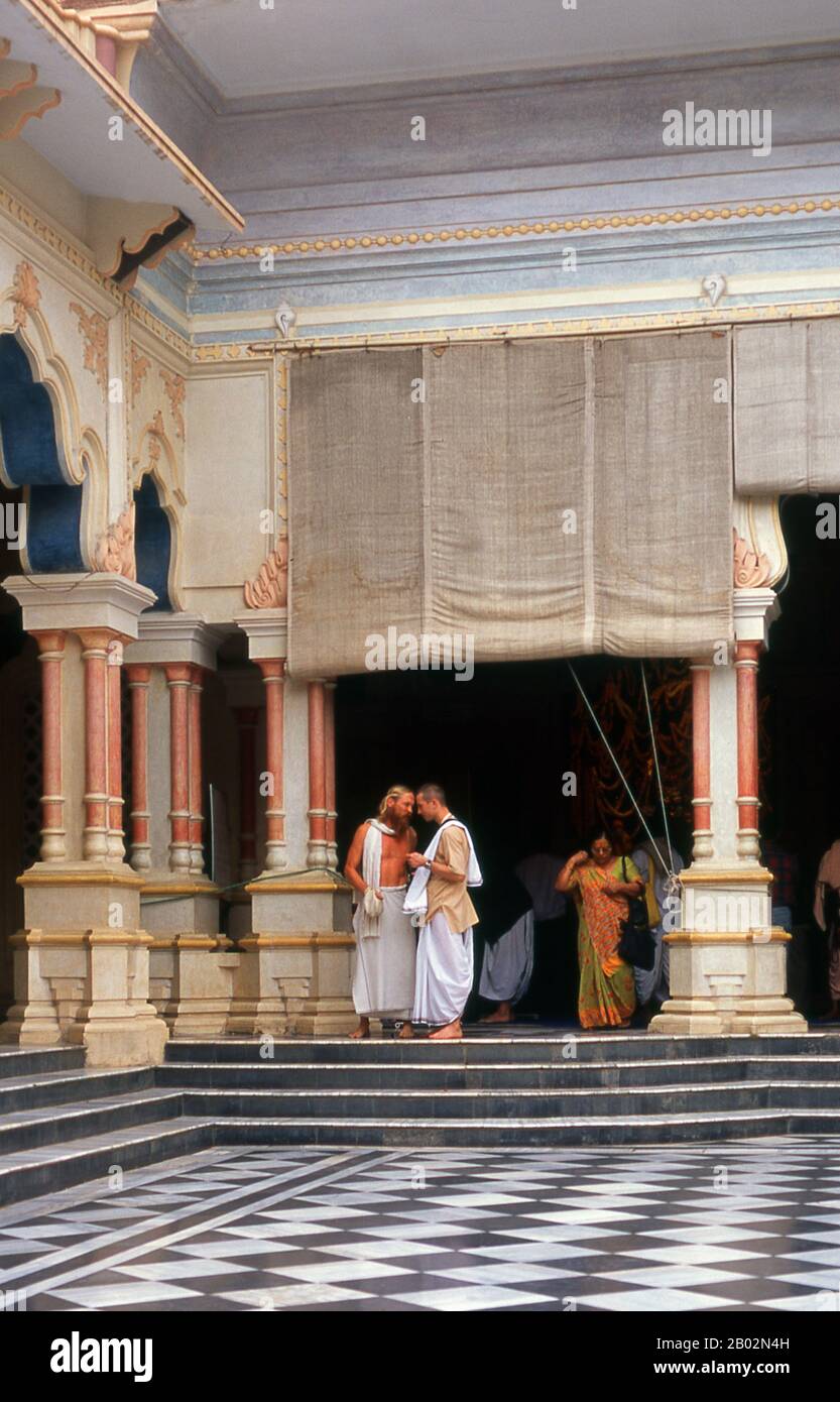 Sri Krishna-Balaram Mandir est un temple de Gaudiya Vaishnava dans la ville Sainte de Vrindavan. C'est l'un des principaux temples de la Société internationale pour la conscience de Krishna (ISKCON) en Inde et à l'échelle internationale. Hare Krishnas du monde entier peut être vu ici toute l'année, ce qui ajoute de la couleur à cette ancienne ville Sainte ethnique. Banque D'Images