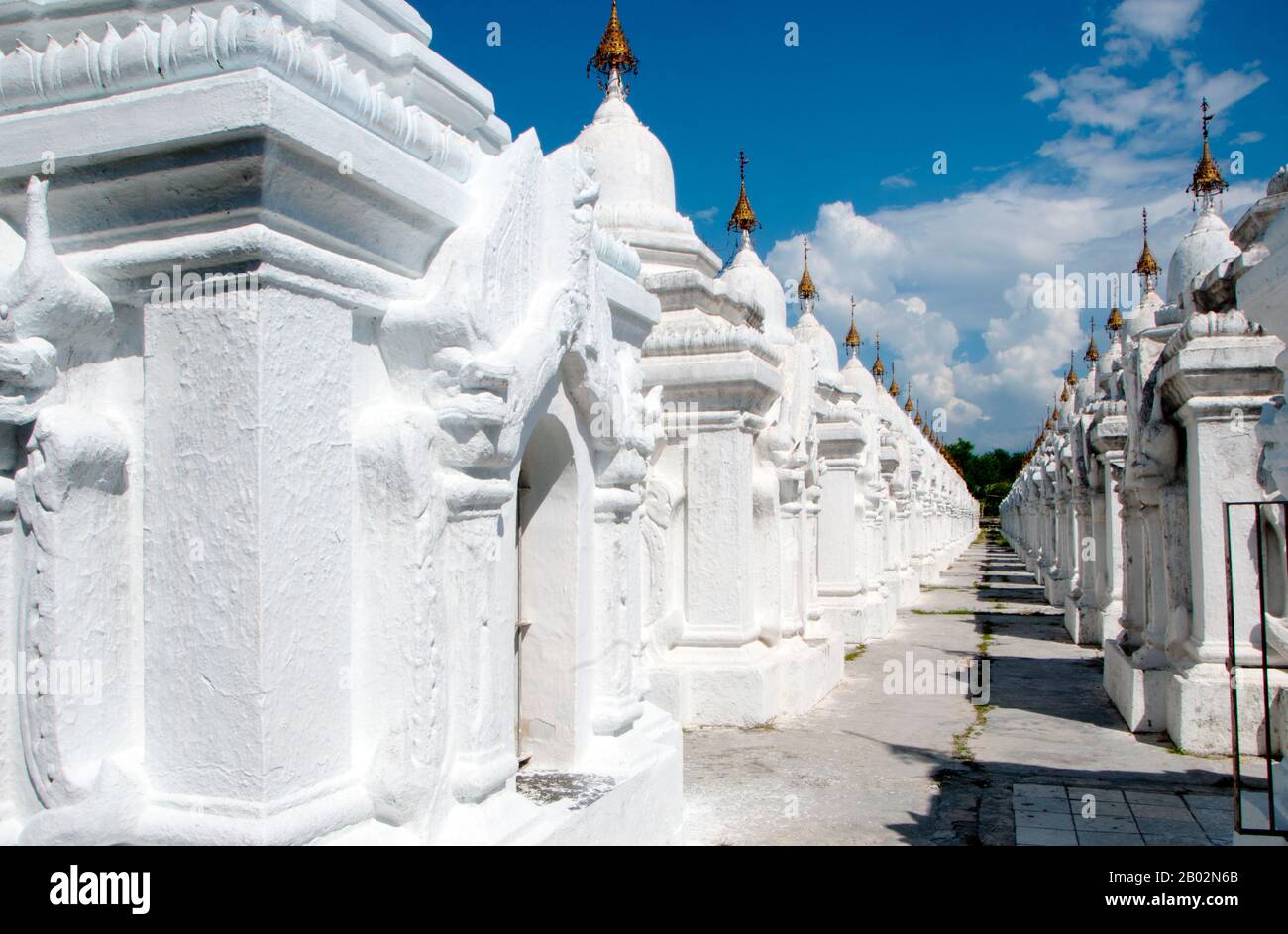 L'ensemble de Tipitaka Pali canon du Bouddhisme Theravada est situé sur 729 dalles de marbre, chacune avec 80 à 100 lignes de texte, à l'origine à l'encre d'or, sur les côtés obvers et inverse. Chaque pierre mesure trois pieds et demi de large, cinq pieds de haut et cinq pouces d'épaisseur et est logée dans un kyauksa gu ou une petite stupa semblable à une grotte. La pagode Kuthodaw, littéralement la Pagode du mérite royal, et officiellement intitulée Mahalawka Marazein, est un temple bouddhiste et un stupa situé à Mandalay, au centre de la Birmanie. Il se trouve au pied de la colline de Mandalay et fut construit sous le règne du roi Mindon (1808—1878). Le stupa lui-même, qui est Banque D'Images
