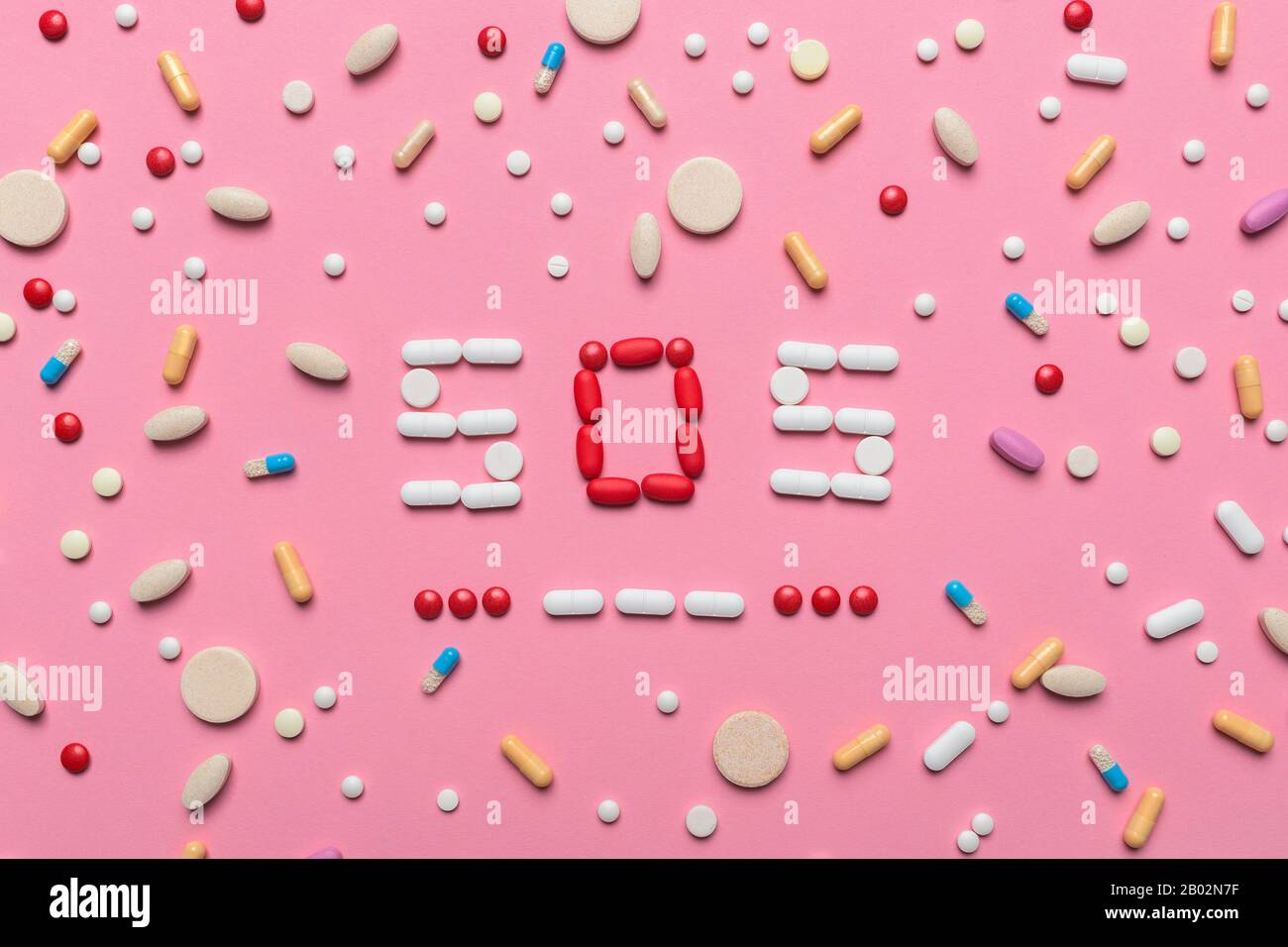 SOS en morse avec les médicaments et les pilules, vue du dessus de l'image conceptuelle mise à plat de toxicomanie et l'abus de médicaments Banque D'Images