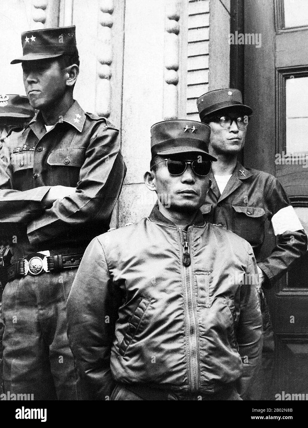 Le coup d'État du 16 mai a été un coup d'État militaire en Corée du Sud en 1961, organisé et exécuté par Park Chung-hee et ses alliés qui ont formé le Comité militaire révolutionnaire, dirigé nominalement par le chef d'état-major de l'armée Chang Do-yong après l'acquiescement de ce dernier le jour du coup d'État. Le coup d'État a rendu impuissante le gouvernement démocratiquement élu de Yun Bo-seon et a mis fin à la deuxième République, en installant un Conseil suprême militaire réformiste pour la reconstruction nationale dirigé efficacement par Park, qui a pris la présidence après l'arrestation du général Chang en juillet. Le coup d'État a joué un rôle déterminant dans la mise en place de ce coup Banque D'Images