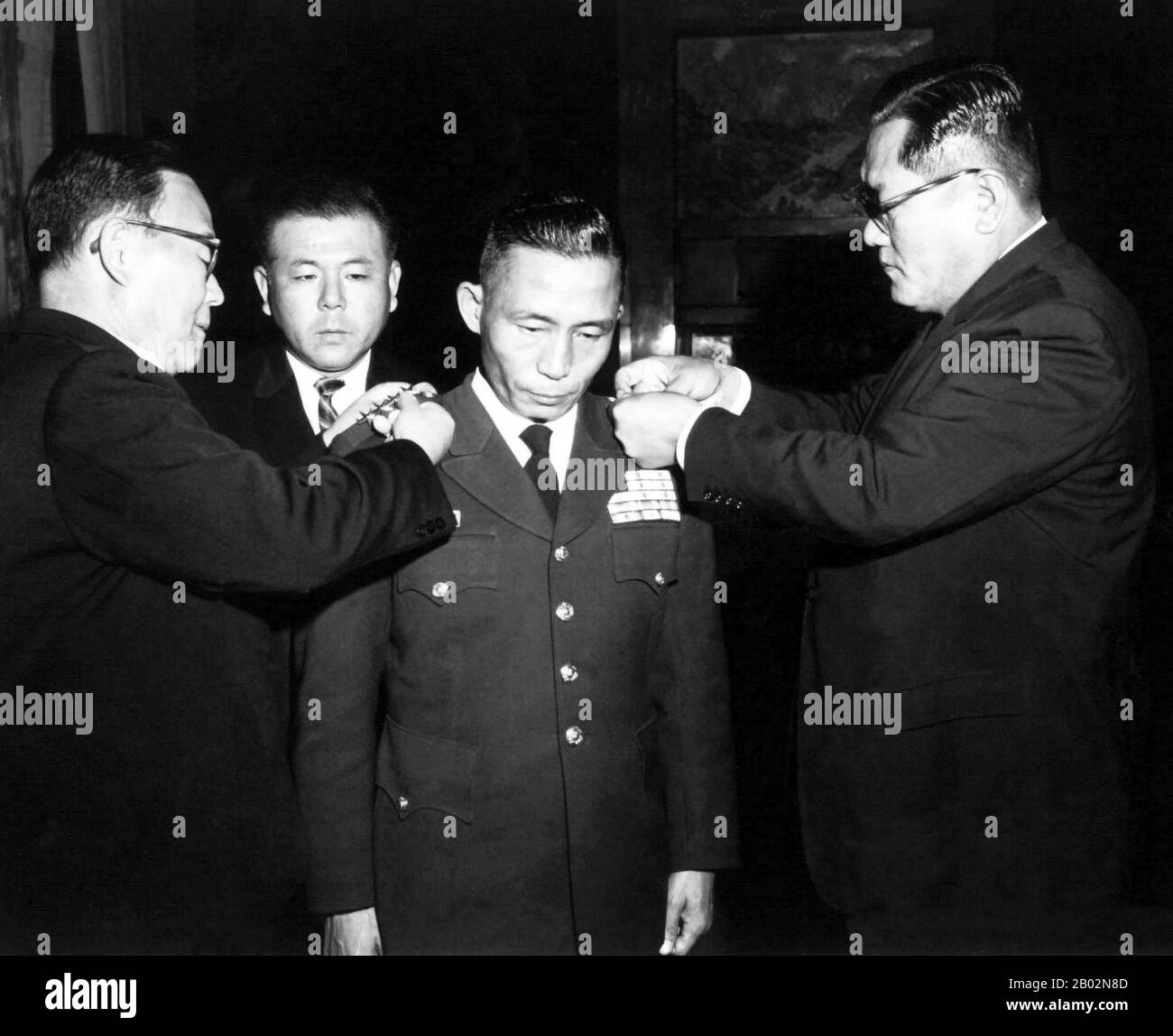 Park Chung-hee (14 novembre 1917 – 26 octobre 1979) était un président sud-coréen et un général militaire qui dirigeait la Corée du Sud de 1961 à son assassinat en 1979. Park a pris le pouvoir par un coup d'État militaire qui a renversé la deuxième République coréenne en 1961 et dirigé en tant qu'homme fort militaire à la tête du Conseil suprême pour la reconstruction nationale jusqu'à son élection et son investiture en tant que président de la troisième République coréenne en 1963. En 1972, Park a déclaré la loi martiale et a transformé la constitution en un document hautement autoritaire, inaugurant la quatrième République coréenne. Après Banque D'Images