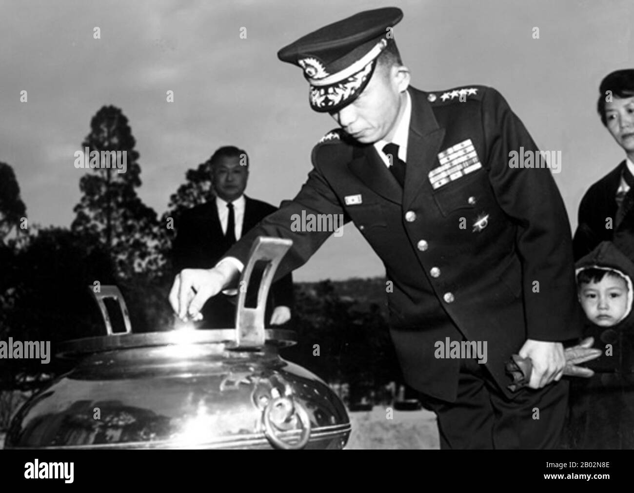 Park Chung-hee (14 novembre 1917 – 26 octobre 1979) était un président sud-coréen et un général militaire qui dirigeait la Corée du Sud de 1961 à son assassinat en 1979. Park a pris le pouvoir par un coup d'État militaire qui a renversé la deuxième République coréenne en 1961 et dirigé en tant qu'homme fort militaire à la tête du Conseil suprême pour la reconstruction nationale jusqu'à son élection et son investiture en tant que président de la troisième République coréenne en 1963. En 1972, Park a déclaré la loi martiale et a transformé la constitution en un document hautement autoritaire, inaugurant la quatrième République coréenne. Après Banque D'Images