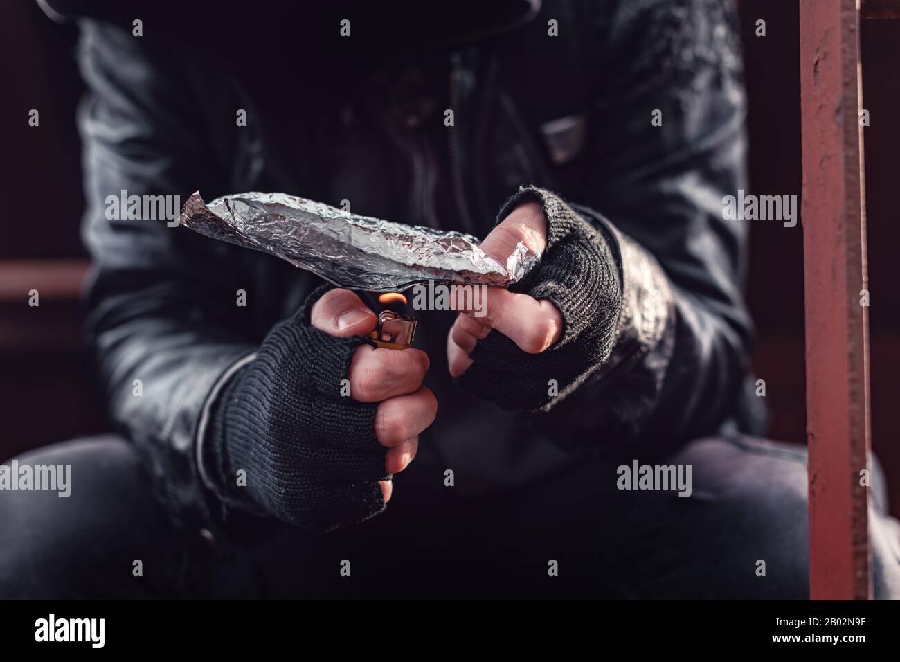 Toxicomane fumeurs opium sur du papier d'aluminium, aka chasing the dragon, Close up of hands with selective focus Banque D'Images