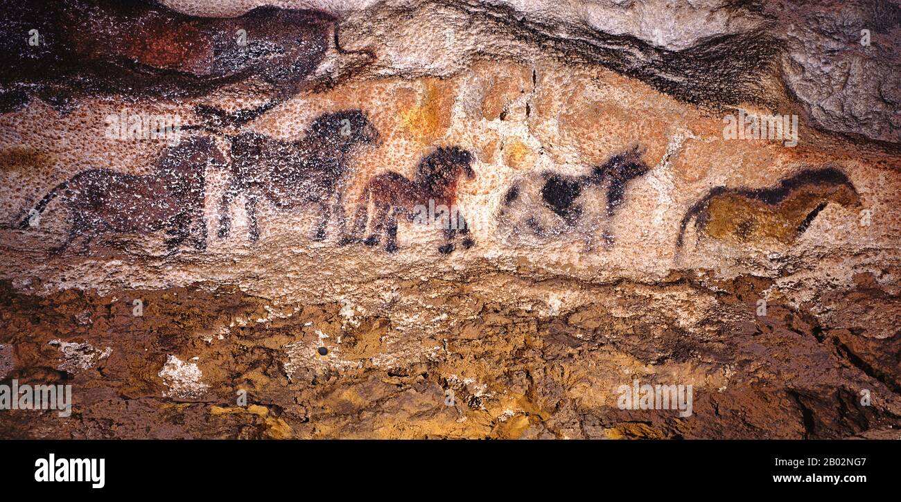 Lascaux est le cadre d'un complexe de grottes dans le sud-ouest de la France célèbre pour ses peintures rupestres paléolithiques. Les grottes d'origine sont situées près du village de Montignac, dans le département de la Dordogne. Ils contiennent certains des œuvres d'art paléolithique supérieures les plus connues. Ces peintures sont estimées à 17 300 ans. Ils consistent principalement en des images de grands animaux, dont la plupart sont connus des preuves fossiles pour avoir vécu dans la région à l'époque. En 1979, Lascaux a été ajouté à la liste des sites du patrimoine mondial de l'UNESCO ainsi qu'à d'autres sites préhistoriques de la vallée de la Vézère. Banque D'Images