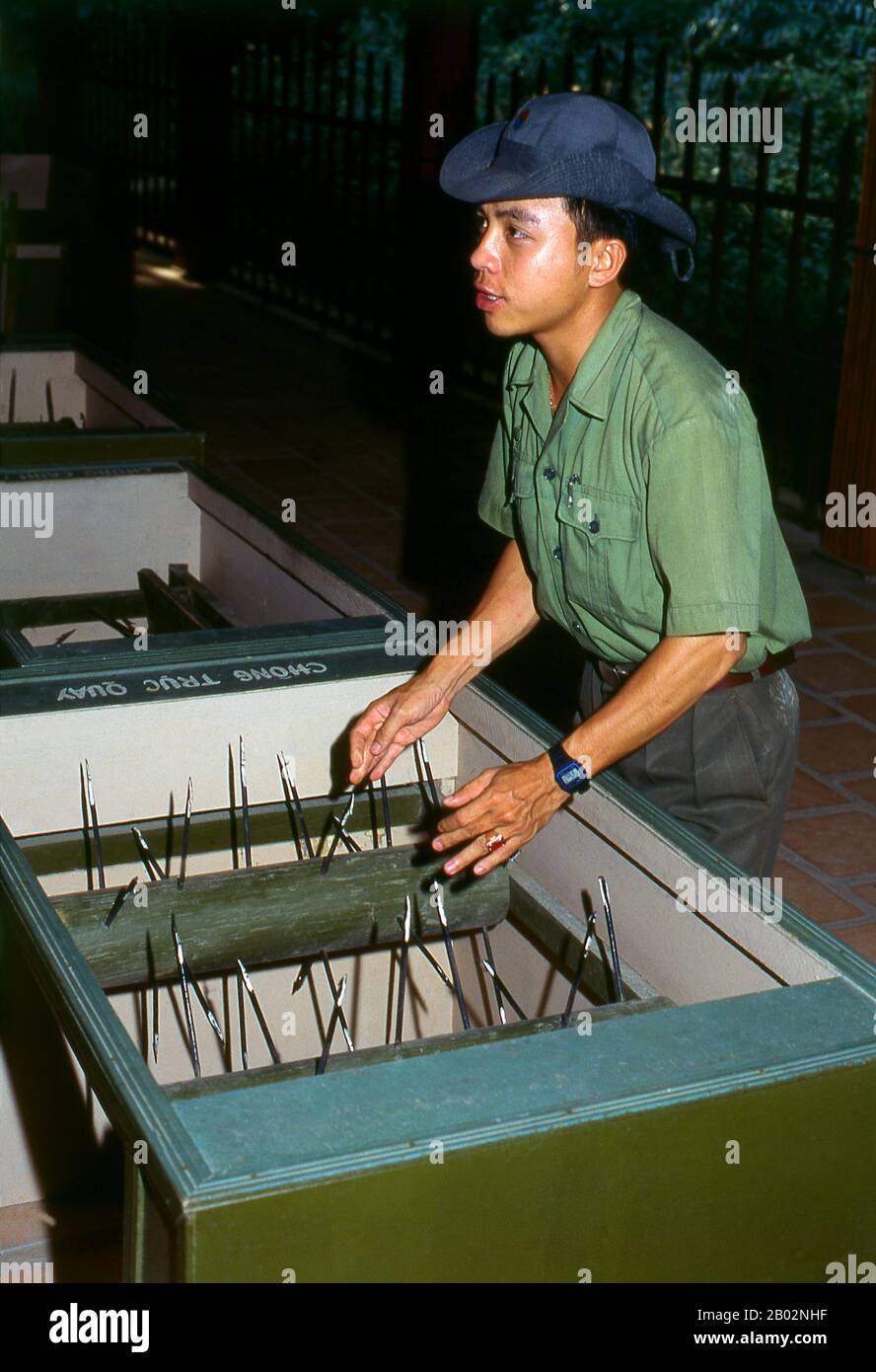 La seconde guerre d'Indochine, connue en Amérique comme la guerre du Vietnam, fut un conflit militaire de l'ère de la Guerre froide qui s'est produit au Vietnam, au Laos et au Cambodge du 1er novembre 1955 à la chute de Saigon le 30 avril 1975. Cette guerre a suivi la première Guerre d'Indochine et a été combattue entre le Nord Vietnam, soutenu par ses alliés communistes, et le gouvernement du Sud Vietnam, soutenu par les États-Unis et d'autres nations anticommunistes. Le gouvernement américain considérait l'implication dans la guerre comme un moyen d'empêcher une prise de contrôle communiste du Sud Vietnam et une partie de leur stratégie plus large de confinement. Le Gouvernement Nord-Vietnamien Banque D'Images