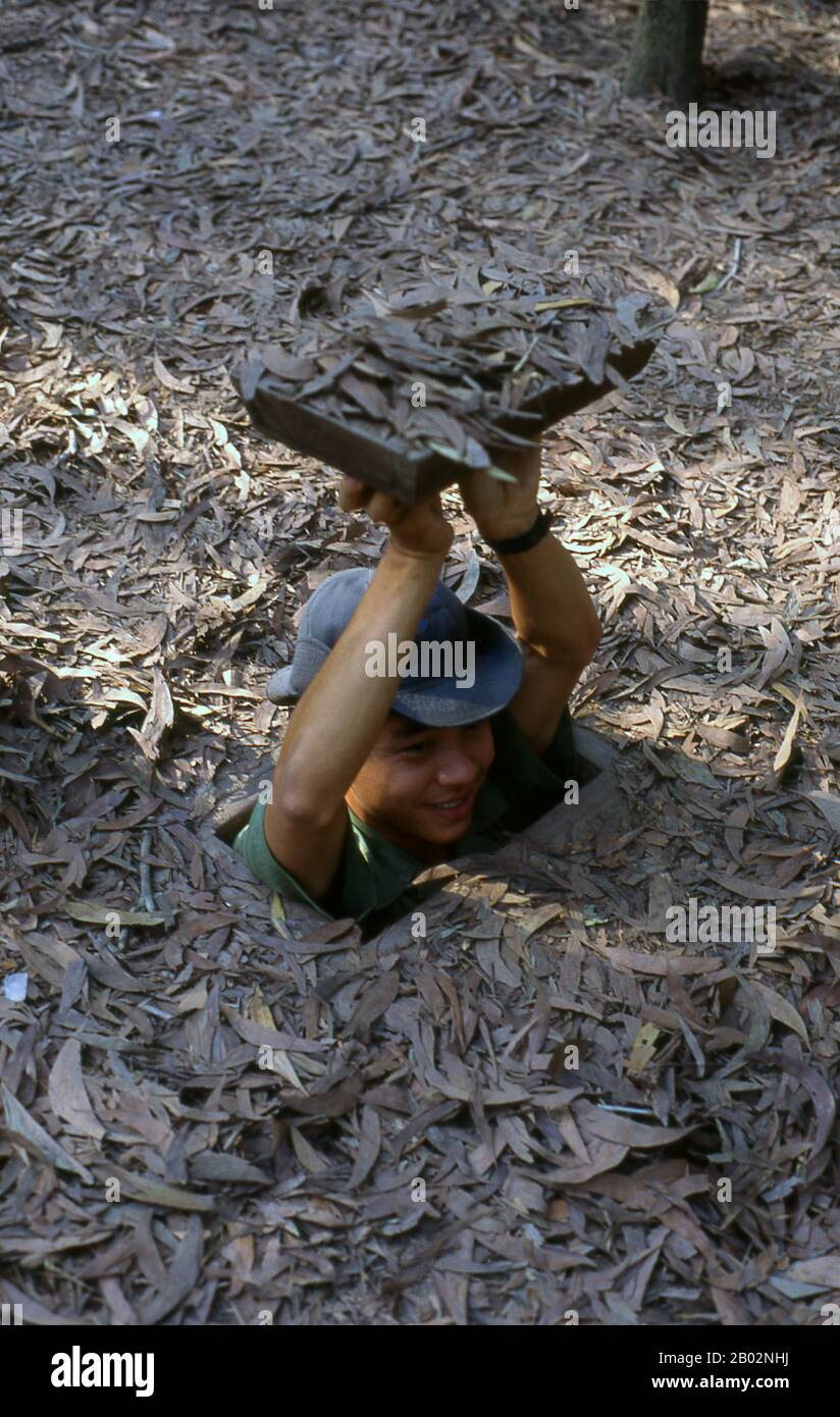 La seconde guerre d'Indochine, connue en Amérique comme la guerre du Vietnam, fut un conflit militaire de l'ère de la Guerre froide qui s'est produit au Vietnam, au Laos et au Cambodge du 1er novembre 1955 à la chute de Saigon le 30 avril 1975. Cette guerre a suivi la première Guerre d'Indochine et a été combattue entre le Nord Vietnam, soutenu par ses alliés communistes, et le gouvernement du Sud Vietnam, soutenu par les États-Unis et d'autres nations anticommunistes. Le gouvernement américain considérait l'implication dans la guerre comme un moyen d'empêcher une prise de contrôle communiste du Sud Vietnam et une partie de leur stratégie plus large de confinement. Le Gouvernement Nord-Vietnamien Banque D'Images