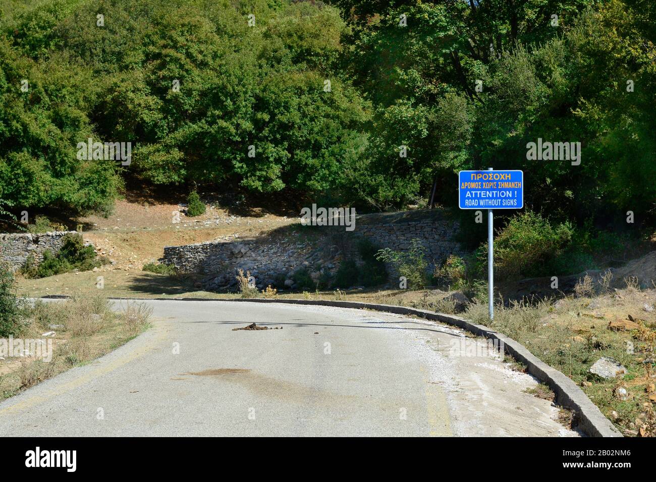 Grèce, panneau d'avertissement sur la route de montagne dans la région de Nestos Banque D'Images