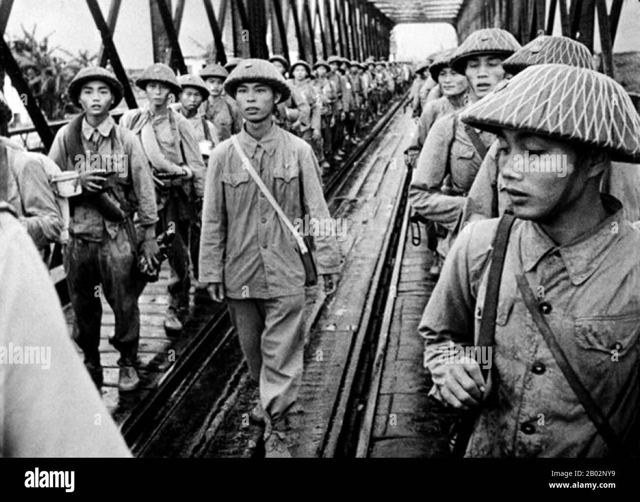 La première Guerre d'Indochine (aussi connue sous le nom de guerre d'Indochine française, guerre anti-française, guerre franco-vietnamienne, guerre franco-vietnamienne, guerre d'Indochine, guerre Sale en France et guerre de Résistance anti-française au Vietnam contemporain) a été combattue en Indochine française du 19 décembre 1946 au 1er août 1954. La guerre a eu lieu entre le corps expéditionnaire français D'Extrême-Orient de l'Union française, dirigé par la France et soutenu par l'armée nationale vietnamienne de l'empereur Bảo Đại contre le Việt Minh, dirigé par Hồ Chí Minh et Võ Nguyên Giáp. La plupart des combats ont eu lieu à Tonkin, dans le nord du Vietnam, bien que le conflit Banque D'Images