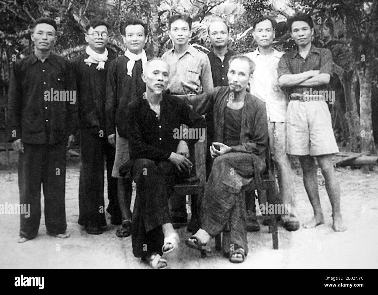 Hồ Chí Minh, né à Nguyễn Sinh Cung et également connu sous le nom de Nguyễn Ái Quốc (19 mai 1890 – 3 septembre 1969) était un leader révolutionnaire communiste vietnamien qui était Premier ministre (1946–1955) et président (1945–1969) de la République démocratique du Vietnam (Nord Vietnam). Il a formé la République démocratique du Vietnam et dirigé le Viet Cong pendant la guerre du Vietnam jusqu'à sa mort. Hồ a dirigé le mouvement d'indépendance du Viet Minh à partir de 1941, établissant la République démocratique du Vietnam gouvernée par les communistes en 1945 et battant l'Union française en 1954 à Dien bien Phu. Il a perdu le pouvoir politique à l'intérieur de non Banque D'Images