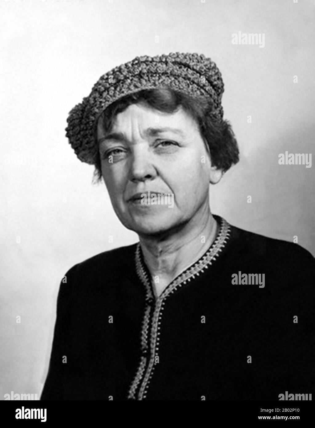 Agnes Smedley (23 février 1892 – 6 mai 1950) était journaliste et écrivain américain. Elle est bien connue pour son roman semi-autobiographique "le rire de la Terre" ainsi que pour sa sympathique chronique des forces communistes dans la guerre civile chinoise. Pendant la première Guerre mondiale, elle a travaillé aux États-Unis pour l'indépendance de l'Inde par rapport au Royaume-Uni, bénéficiant d'un soutien financier du gouvernement allemand, et pendant de nombreuses années a travaillé pour ou avec le Comintern, fréquemment en capacité d'espionnage. En tant qu'amant du super espion soviétique Richard Sorge à Shanghai au début des années 1930, elle helpe Banque D'Images