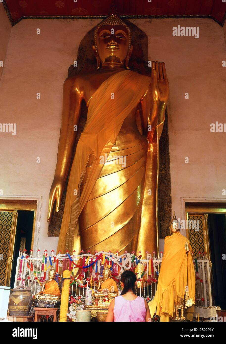 Construit au XVIe siècle, le Wat Pho est le plus ancien temple de Bangkok. Le roi Rama I de la dynastie Chakri (1736—1809) reconstruit le temple dans les années 1780. Officiellement appelé Wat Phra Chetuphon, c'est l'un des temples bouddhistes les plus connus de Bangkok et est aujourd'hui une attraction touristique majeure, situé directement au sud du Grand Palais. Wat Pho est célèbre pour son Bouddha RecDoubing et connu comme la maison du massage thaïlandais traditionnel. Banque D'Images