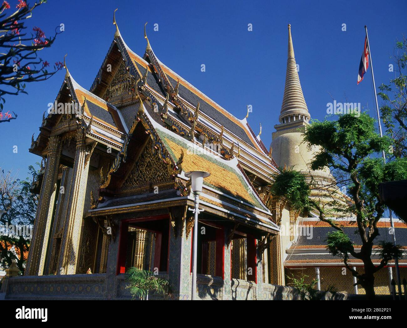 Wat Ratchabophit (Rajabophit) a été construit pendant le règne du roi Chulalongkorn (Rama V, 1868 - 1910). Le temple mélange les styles architecturaux de l'est et de l'Ouest et est noté pour son cloître circulaire enfermant le grand chedi de style Sri-lankais et reliant l'ubosot (bot) au nord avec le viharn au sud. Banque D'Images