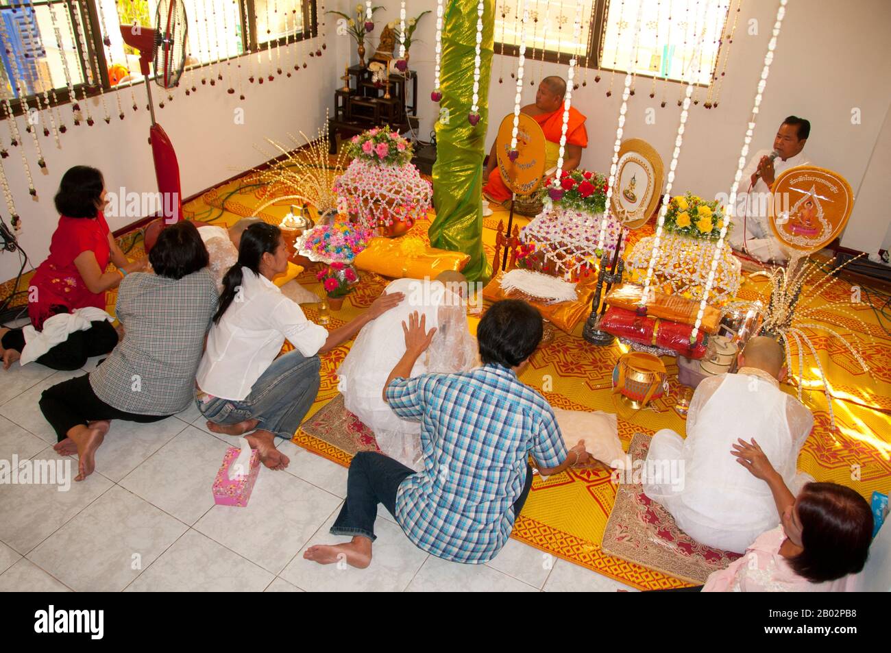 Dans le bouddhisme thaïlandais Theravada, les jeunes hommes sont généralement attendus à ordain dans le monkhood à un moment donné dans leur vie. L'ordination dans le monkhood bouddhiste n'a jamais impliqué un engagement à vie et la plupart des hommes ne passent habituellement que peu de temps dans le temple. Entrer dans le monkhood, même pour un court temps, est considéré pour apporter le grand mérite à l'ordonné ainsi que ses parents. La cérémonie de Sukhwan Nak est une cérémonie laïque qui précède la cérémonie d'ordination complète. La cérémonie sert à protéger le moine contre les mauvais esprits, car ils se sentent particulièrement vulnérables après avoir eu leur h Banque D'Images
