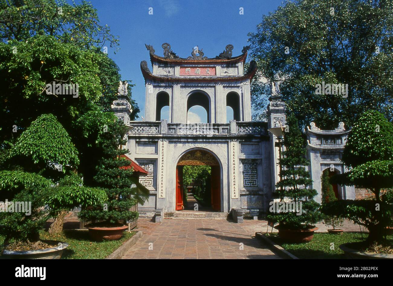 Le Temple de la littérature ou Van Mieu est l’un des trésors culturels les plus importants du Vietnam. Fondé en 1070 par le roi Ly Thanh Tong de la dynastie des premiers Ly, le temple était dédié à la fois à Confucius et à Chu Cong, un membre de la famille royale chinoise crédité de plusieurs enseignements que Confucius a développés cinq cents ans plus tard. Le site a été choisi par les géomancers de la dynastie Ly pour se tenir en harmonie avec le temple de Bich Cau taoïste et la Pagode bouddhiste À Un pilier, représentant les trois principales polices de la tradition vietnamienne. Six ans plus tard, en 1076, le Quoc Tu Giam, ou ‘ Banque D'Images