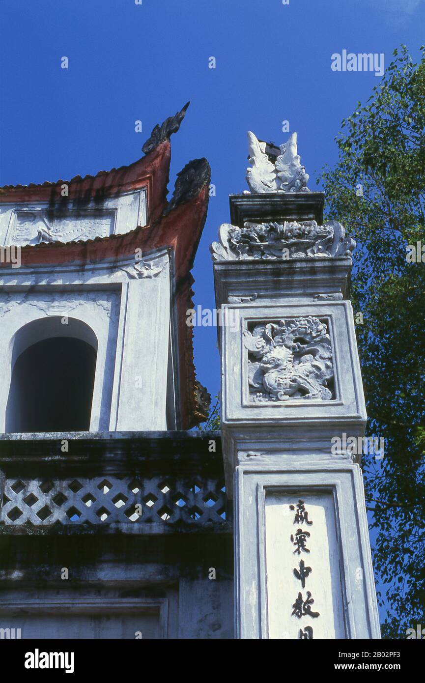 Le Temple de la littérature ou Van Mieu est l’un des trésors culturels les plus importants du Vietnam. Fondé en 1070 par le roi Ly Thanh Tong de la dynastie des premiers Ly, le temple était dédié à la fois à Confucius et à Chu Cong, un membre de la famille royale chinoise crédité de plusieurs enseignements que Confucius a développés cinq cents ans plus tard. Le site a été choisi par les géomancers de la dynastie Ly pour se tenir en harmonie avec le temple de Bich Cau taoïste et la Pagode bouddhiste À Un pilier, représentant les trois principales polices de la tradition vietnamienne. Six ans plus tard, en 1076, le Quoc Tu Giam, ou ‘ Banque D'Images