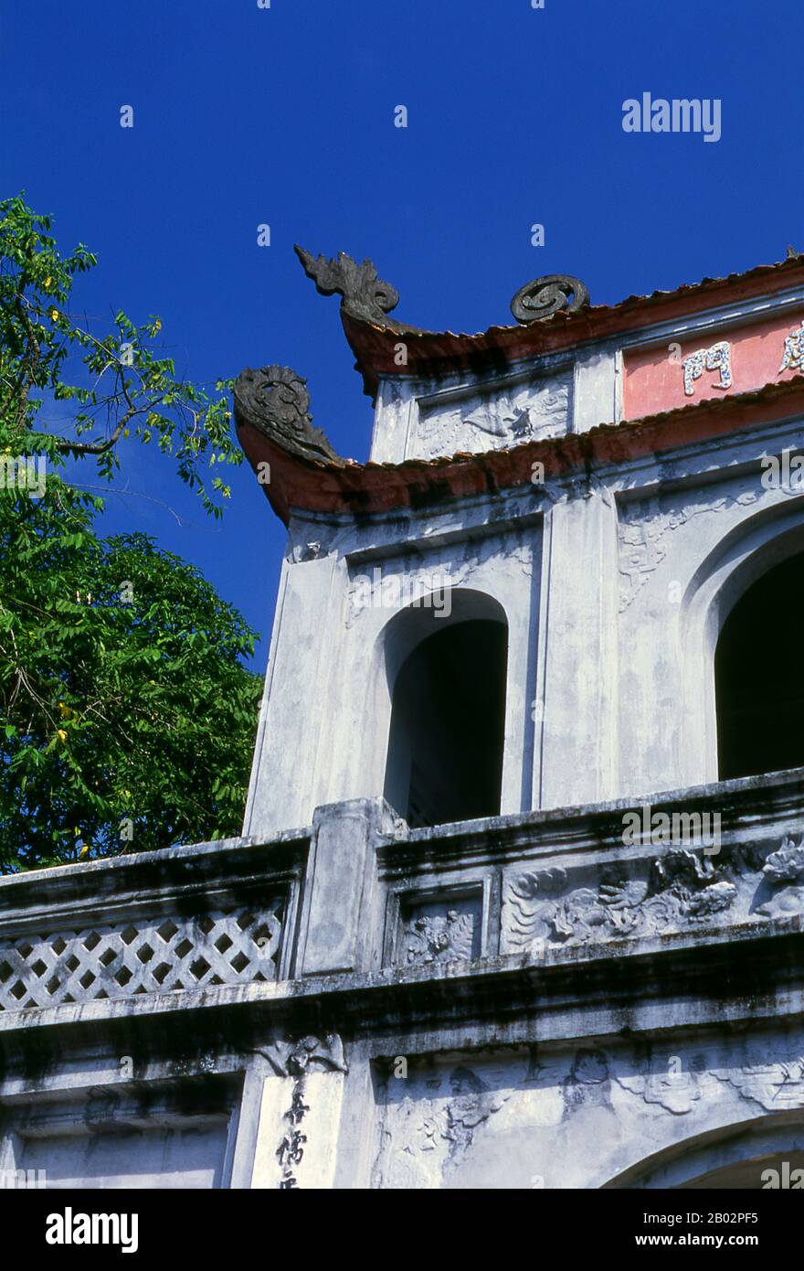 Le Temple de la littérature ou Van Mieu est l’un des trésors culturels les plus importants du Vietnam. Fondé en 1070 par le roi Ly Thanh Tong de la dynastie des premiers Ly, le temple était dédié à la fois à Confucius et à Chu Cong, un membre de la famille royale chinoise crédité de plusieurs enseignements que Confucius a développés cinq cents ans plus tard. Le site a été choisi par les géomancers de la dynastie Ly pour se tenir en harmonie avec le temple de Bich Cau taoïste et la Pagode bouddhiste À Un pilier, représentant les trois principales polices de la tradition vietnamienne. Six ans plus tard, en 1076, le Quoc Tu Giam, ou ‘ Banque D'Images