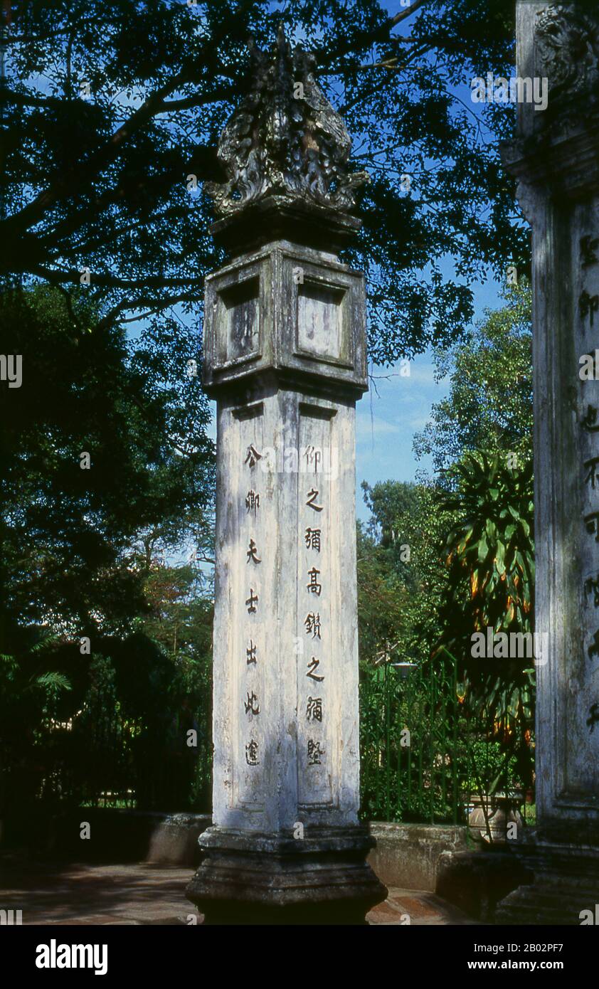 Le Temple de la littérature ou Van Mieu est l’un des trésors culturels les plus importants du Vietnam. Fondé en 1070 par le roi Ly Thanh Tong de la dynastie des premiers Ly, le temple était dédié à la fois à Confucius et à Chu Cong, un membre de la famille royale chinoise crédité de plusieurs enseignements que Confucius a développés cinq cents ans plus tard. Le site a été choisi par les géomancers de la dynastie Ly pour se tenir en harmonie avec le temple de Bich Cau taoïste et la Pagode bouddhiste À Un pilier, représentant les trois principales polices de la tradition vietnamienne. Six ans plus tard, en 1076, le Quoc Tu Giam, ou ‘ Banque D'Images