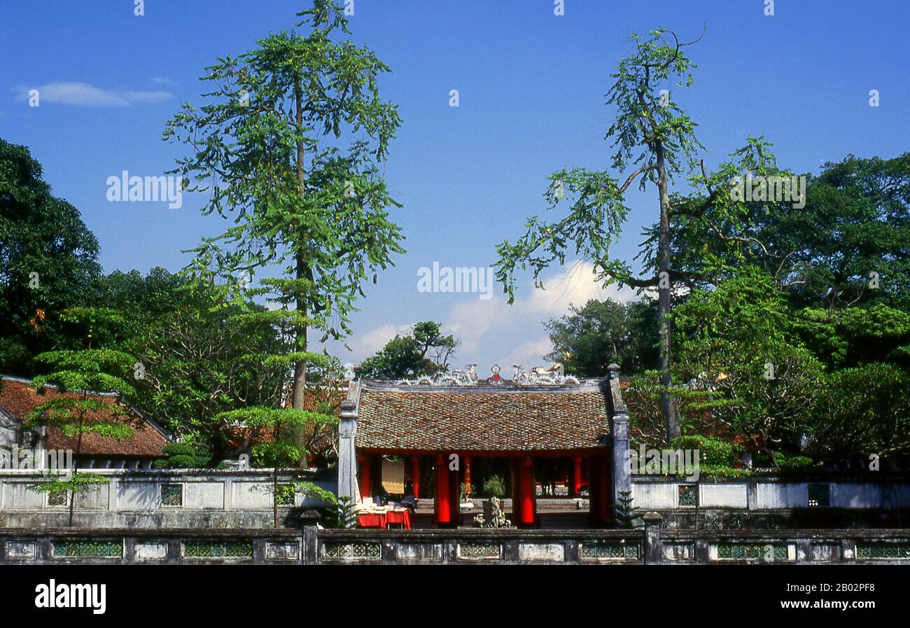 Le Temple de la littérature ou Van Mieu est l’un des trésors culturels les plus importants du Vietnam. Fondé en 1070 par le roi Ly Thanh Tong de la dynastie des premiers Ly, le temple était dédié à la fois à Confucius et à Chu Cong, un membre de la famille royale chinoise crédité de plusieurs enseignements que Confucius a développés cinq cents ans plus tard. Le site a été choisi par les géomancers de la dynastie Ly pour se tenir en harmonie avec le temple de Bich Cau taoïste et la Pagode bouddhiste À Un pilier, représentant les trois principales polices de la tradition vietnamienne. Six ans plus tard, en 1076, le Quoc Tu Giam, ou ‘ Banque D'Images