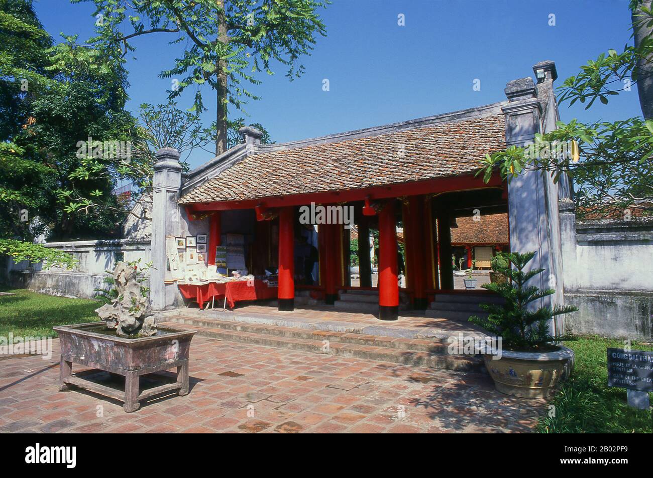 Le Temple de la littérature ou Van Mieu est l’un des trésors culturels les plus importants du Vietnam. Fondé en 1070 par le roi Ly Thanh Tong de la dynastie des premiers Ly, le temple était dédié à la fois à Confucius et à Chu Cong, un membre de la famille royale chinoise crédité de plusieurs enseignements que Confucius a développés cinq cents ans plus tard. Le site a été choisi par les géomancers de la dynastie Ly pour se tenir en harmonie avec le temple de Bich Cau taoïste et la Pagode bouddhiste À Un pilier, représentant les trois principales polices de la tradition vietnamienne. Six ans plus tard, en 1076, le Quoc Tu Giam, ou ‘ Banque D'Images