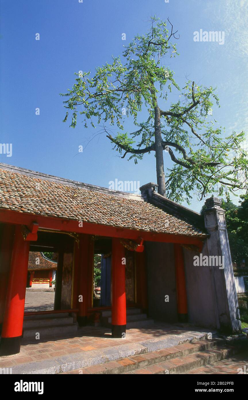 Le Temple de la littérature ou Van Mieu est l’un des trésors culturels les plus importants du Vietnam. Fondé en 1070 par le roi Ly Thanh Tong de la dynastie des premiers Ly, le temple était dédié à la fois à Confucius et à Chu Cong, un membre de la famille royale chinoise crédité de plusieurs enseignements que Confucius a développés cinq cents ans plus tard. Le site a été choisi par les géomancers de la dynastie Ly pour se tenir en harmonie avec le temple de Bich Cau taoïste et la Pagode bouddhiste À Un pilier, représentant les trois principales polices de la tradition vietnamienne. Six ans plus tard, en 1076, le Quoc Tu Giam, ou ‘ Banque D'Images