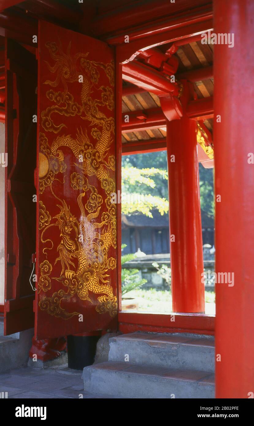 Le Temple de la littérature ou Van Mieu est l’un des trésors culturels les plus importants du Vietnam. Fondé en 1070 par le roi Ly Thanh Tong de la dynastie des premiers Ly, le temple était dédié à la fois à Confucius et à Chu Cong, un membre de la famille royale chinoise crédité de plusieurs enseignements que Confucius a développés cinq cents ans plus tard. Le site a été choisi par les géomancers de la dynastie Ly pour se tenir en harmonie avec le temple de Bich Cau taoïste et la Pagode bouddhiste À Un pilier, représentant les trois principales polices de la tradition vietnamienne. Six ans plus tard, en 1076, le Quoc Tu Giam, ou ‘ Banque D'Images