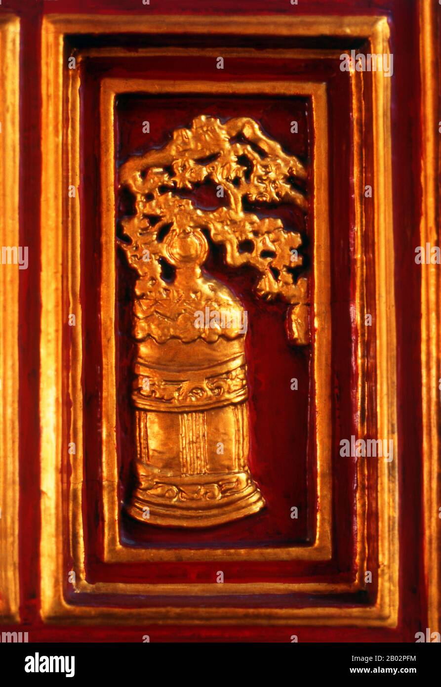 Le Temple de la littérature ou Van Mieu est l’un des trésors culturels les plus importants du Vietnam. Fondé en 1070 par le roi Ly Thanh Tong de la dynastie des premiers Ly, le temple était dédié à la fois à Confucius et à Chu Cong, un membre de la famille royale chinoise crédité de plusieurs enseignements que Confucius a développés cinq cents ans plus tard. Le site a été choisi par les géomancers de la dynastie Ly pour se tenir en harmonie avec le temple de Bich Cau taoïste et la Pagode bouddhiste À Un pilier, représentant les trois principales polices de la tradition vietnamienne. Six ans plus tard, en 1076, le Quoc Tu Giam, ou ‘ Banque D'Images