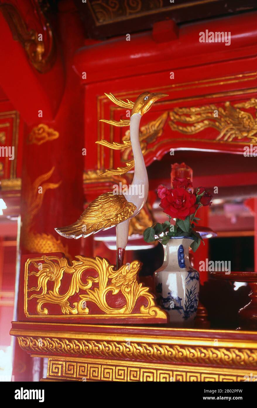 Le Temple de la littérature ou Van Mieu est l’un des trésors culturels les plus importants du Vietnam. Fondé en 1070 par le roi Ly Thanh Tong de la dynastie des premiers Ly, le temple était dédié à la fois à Confucius et à Chu Cong, un membre de la famille royale chinoise crédité de plusieurs enseignements que Confucius a développés cinq cents ans plus tard. Le site a été choisi par les géomancers de la dynastie Ly pour se tenir en harmonie avec le temple de Bich Cau taoïste et la Pagode bouddhiste À Un pilier, représentant les trois principales polices de la tradition vietnamienne. Six ans plus tard, en 1076, le Quoc Tu Giam, ou ‘ Banque D'Images