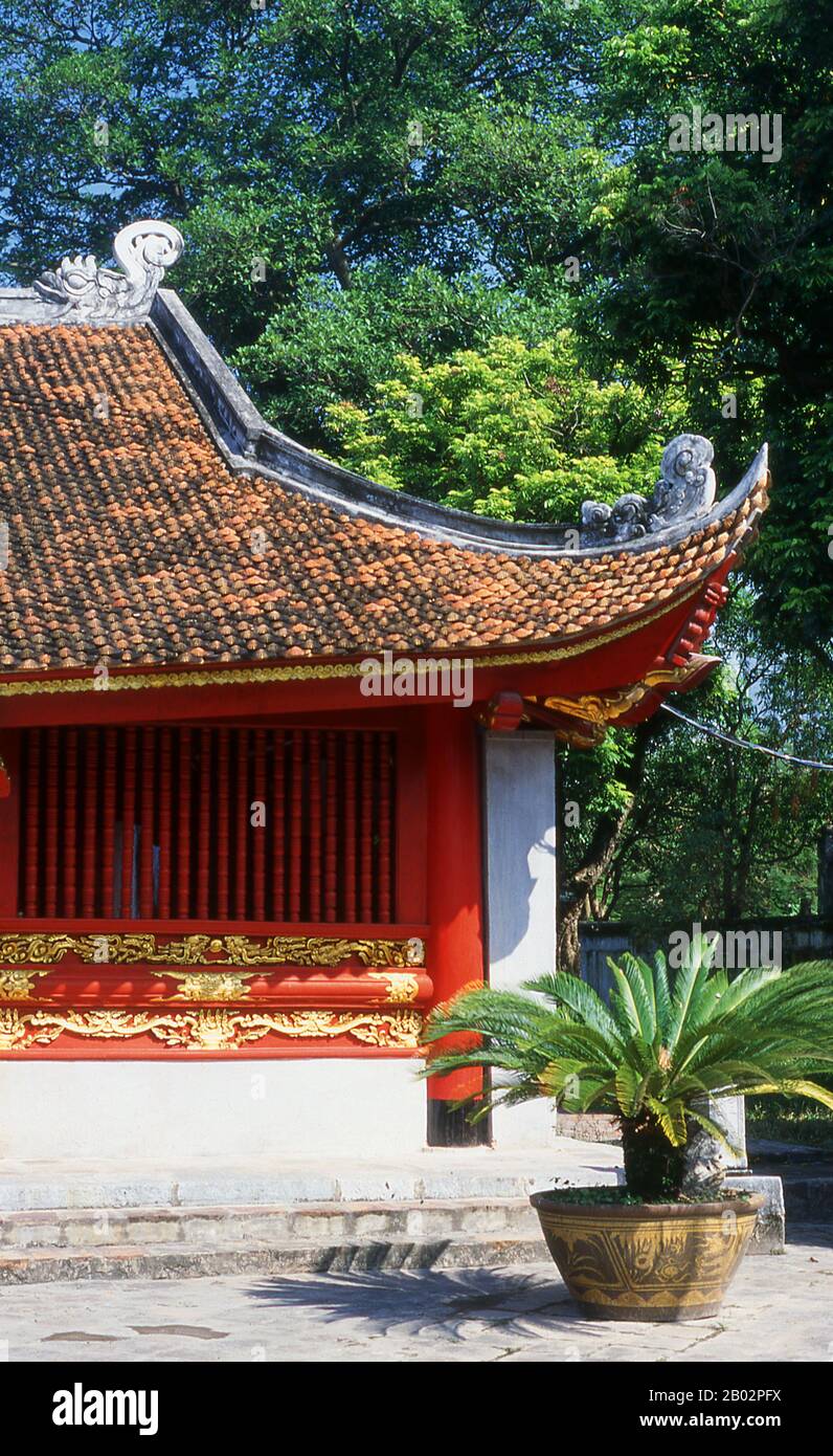 Le Temple de la littérature ou Van Mieu est l’un des trésors culturels les plus importants du Vietnam. Fondé en 1070 par le roi Ly Thanh Tong de la dynastie des premiers Ly, le temple était dédié à la fois à Confucius et à Chu Cong, un membre de la famille royale chinoise crédité de plusieurs enseignements que Confucius a développés cinq cents ans plus tard. Le site a été choisi par les géomancers de la dynastie Ly pour se tenir en harmonie avec le temple de Bich Cau taoïste et la Pagode bouddhiste À Un pilier, représentant les trois principales polices de la tradition vietnamienne. Six ans plus tard, en 1076, le Quoc Tu Giam, ou ‘ Banque D'Images
