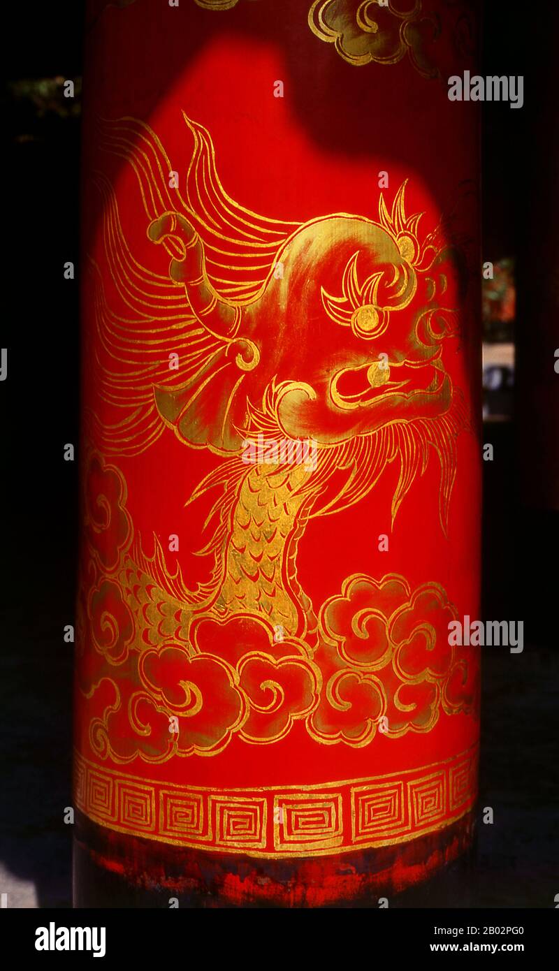 Le Temple de la littérature ou Van Mieu est l’un des trésors culturels les plus importants du Vietnam. Fondé en 1070 par le roi Ly Thanh Tong de la dynastie des premiers Ly, le temple était dédié à la fois à Confucius et à Chu Cong, un membre de la famille royale chinoise crédité de plusieurs enseignements que Confucius a développés cinq cents ans plus tard. Le site a été choisi par les géomancers de la dynastie Ly pour se tenir en harmonie avec le temple de Bich Cau taoïste et la Pagode bouddhiste À Un pilier, représentant les trois principales polices de la tradition vietnamienne. Six ans plus tard, en 1076, le Quoc Tu Giam, ou ‘ Banque D'Images