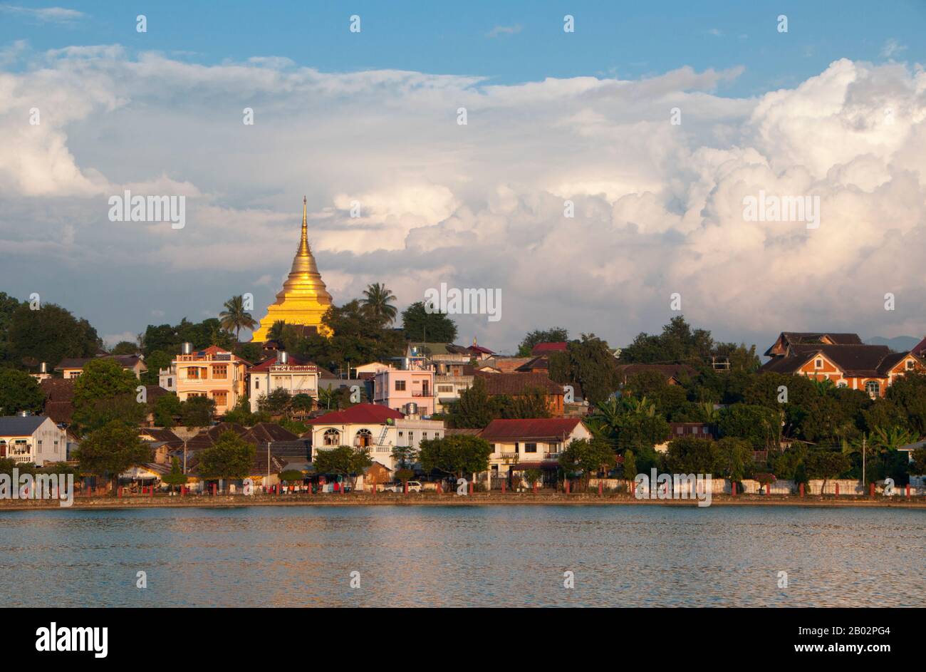 Situé dans le nord-est du pays, l'État Shan couvre un quart de la masse terrestre de la Birmanie. Il était traditionnellement séparé en principautés et est principalement composé de Shan, Burman Pa-O, Intha, Taungyo, Danu, Palaung et Kachin ethniques. Le peuple ethnique Tai-Shan aurait migré du Yunnan en Chine. Les Shan sont les descendants de la plus ancienne branche du Tai-Shan, connue sous le nom de «Tai long» (Grand Tai) ou «Thai Yai» (Big Thai). Le Tai-Shan qui a migré vers le sud et qui habite aujourd’hui le Laos et la Thaïlande sont connus sous le nom de ‘Tai Noi’ (Little Tai) ou ‘Tai Nyai’. Les Shan ont dedans Banque D'Images