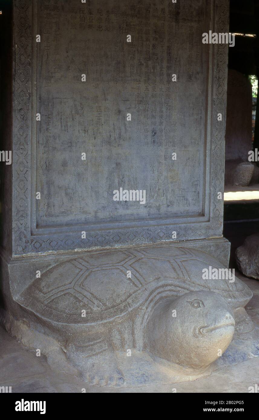 Le Temple de la littérature ou Van Mieu est l’un des trésors culturels les plus importants du Vietnam. Fondé en 1070 par le roi Ly Thanh Tong de la dynastie des premiers Ly, le temple était dédié à la fois à Confucius et à Chu Cong, un membre de la famille royale chinoise crédité de plusieurs enseignements que Confucius a développés cinq cents ans plus tard. Le site a été choisi par les géomancers de la dynastie Ly pour se tenir en harmonie avec le temple de Bich Cau taoïste et la Pagode bouddhiste À Un pilier, représentant les trois principales polices de la tradition vietnamienne. Six ans plus tard, en 1076, le Quoc Tu Giam, ou ‘ Banque D'Images