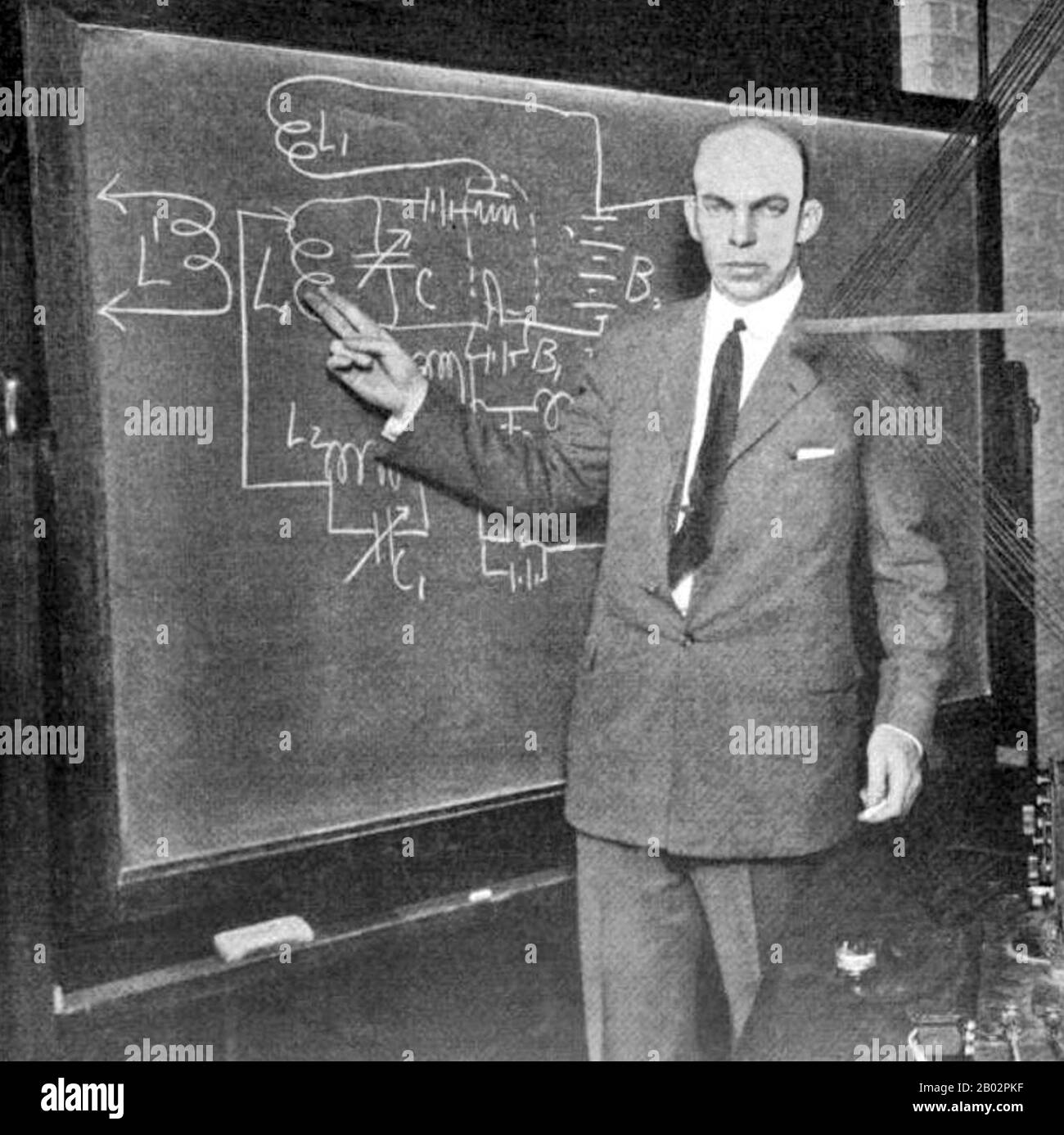 Edwin Howard Armstrong (18 décembre 1890 – 31 janvier 1954) était ingénieur et inventeur américain de l'électricité. Il a été appelé "l'inventeur le plus prolifique et le plus influent de l'histoire de la radio". Il a inventé le circuit régénérateur alors qu'il était premier cycle et l'a breveté en 1914, suivi du circuit super régénérateur en 1922, et du récepteur superhétérodyne en 1918. Armstrong a également été l'inventeur de la transmission radio à modulation de fréquence moderne (FM). Armstrong est né à New York, New York, en 1890. Il a étudié à l'Université de Columbia. Plus tard, il est devenu professeur à Columbia Banque D'Images