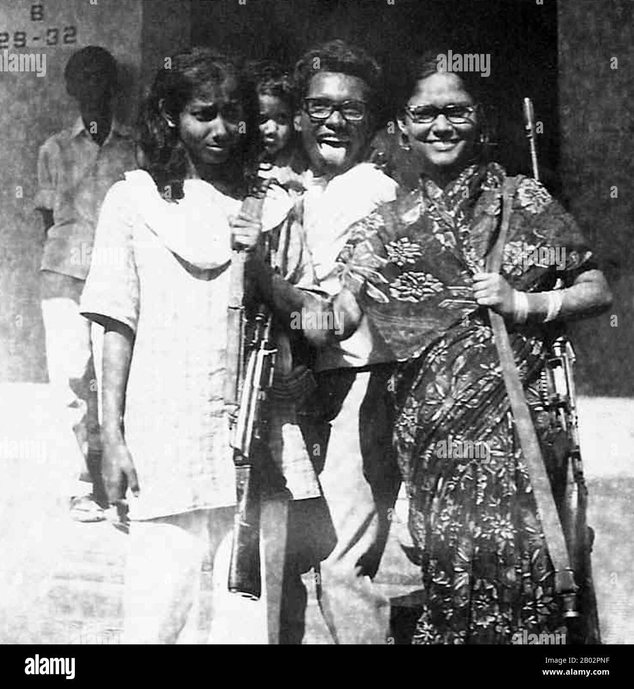 Le Mukti Bahini (Bengali: 'Armée de libération') était la guérilla et les forces armées régulières du Bangladesh pendant la guerre de libération de 1971 contre le Pakistan. Il comprenait la défection des régiments bengali de l'armée pakistanaise, des paramilitaires et de la police, ainsi que des milliers de civils bengali, en particulier des étudiants et des militants politiques. Ses membres sont connus au Bangladesh sous le nom de Freedom Fighters. Banque D'Images