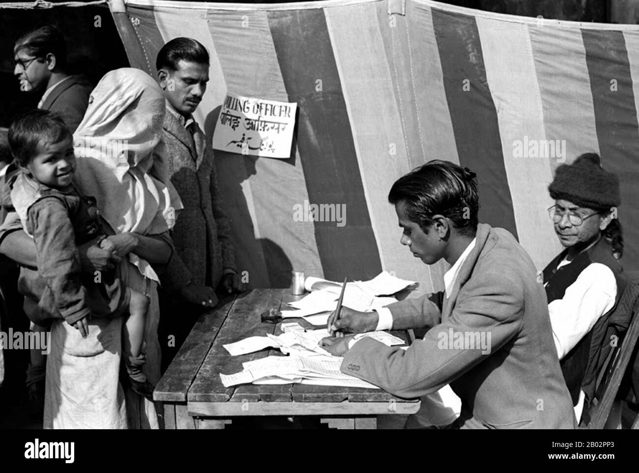 L'élection générale indienne de 1951–52 a élu la première Lok Sabha depuis que l'Inde est devenue indépendante en août 1947. Jusqu'à ce point, l'Assemblée constituante indienne avait servi de législature intérimaire. Le Congrès national indien (INC) a remporté une victoire écrasante, gagnant 364 des 489 sièges et 45% du total des votes sondés. Cela a été plus de quatre fois plus de votes que le deuxième parti le plus important. Jawaharlal Nehru est devenu le premier Premier ministre démocratiquement élu du pays. Banque D'Images