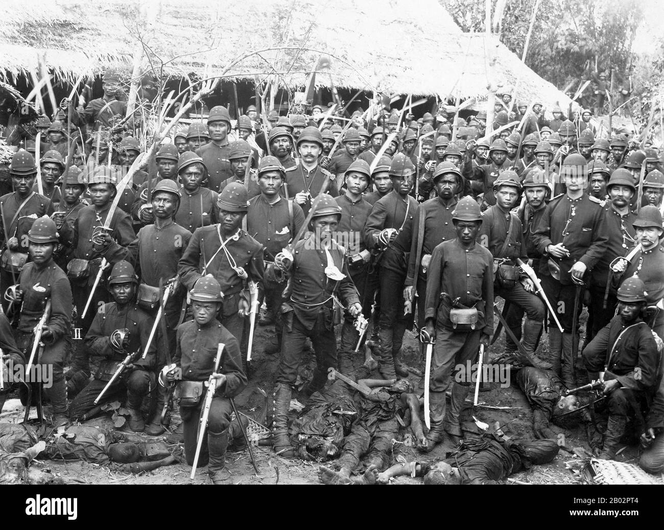 La guerre d'Aceh, également connue sous le nom de guerre néerlandaise ou de guerre Infidale (1873–1914), était un conflit militaire armé entre le Sultanat d'Aceh et les Pays-Bas, déclenché par des discussions entre les représentants d'Aceh et du Royaume-Uni à Singapour au début de 1873. La guerre faisait partie d'une série de conflits à la fin du XIXe siècle qui ont consolidé la domination néerlandaise sur l'Indonésie moderne. Les Corps Marechausse ont été largement utilisés par les Néerlandais pour lutter contre l'Acehnese pendant la guerre d'Aceh. Il était composé de soldats néerlandais, sinyo (indo-néerlandais), ambonais, manado, timorais et javanais. Banque D'Images