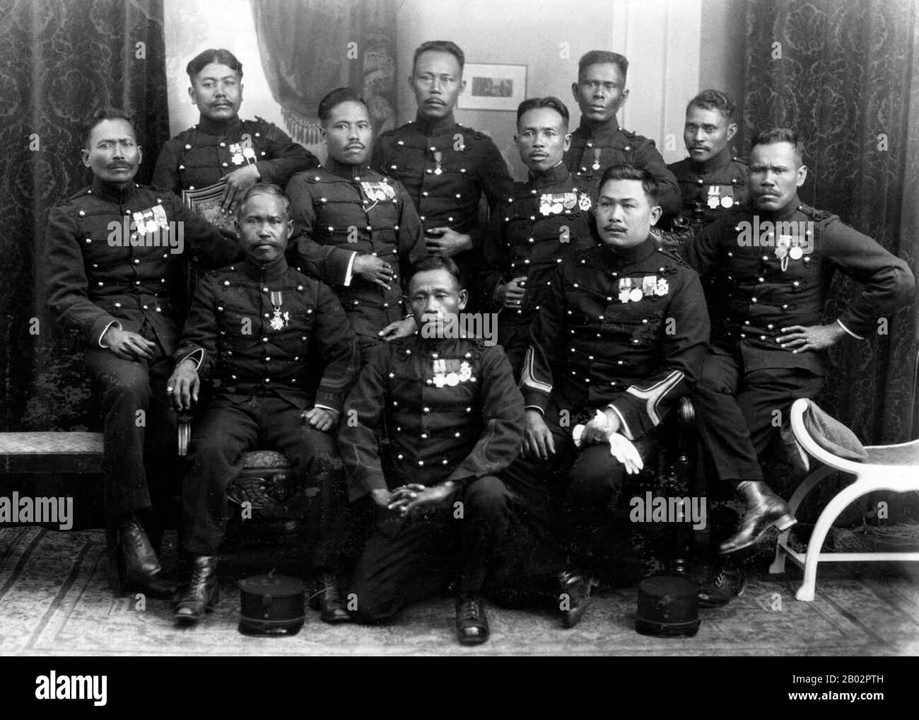 La guerre d'Aceh, également connue sous le nom de guerre néerlandaise ou de guerre Infidale (1873–1914), était un conflit militaire armé entre le Sultanat d'Aceh et les Pays-Bas, déclenché par des discussions entre les représentants d'Aceh et du Royaume-Uni à Singapour au début de 1873. La guerre faisait partie d'une série de conflits à la fin du XIXe siècle qui ont consolidé la domination néerlandaise sur l'Indonésie moderne. Joannes Benedictus van Heutsz (3 février 1851 – 11 juillet 1924) était un officier militaire néerlandais nommé gouverneur général des Antilles néerlandaises de l'est en 1904. Il était devenu célèbre des années auparavant par Banque D'Images