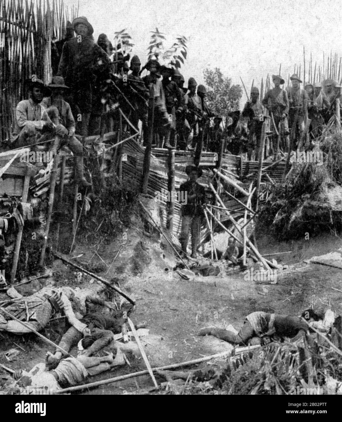 La guerre d'Aceh, également connue sous le nom de guerre néerlandaise ou de guerre Infidale (1873–1914), était un conflit militaire armé entre le Sultanat d'Aceh et les Pays-Bas, déclenché par des discussions entre les représentants d'Aceh et du Royaume-Uni à Singapour au début de 1873. La guerre faisait partie d'une série de conflits à la fin du XIXe siècle qui ont consolidé la domination néerlandaise sur l'Indonésie moderne. La campagne Gajo, Alas et Batak de la guerre d'Aceh en 1904 est surtout rappelée pour son craquage dur sur les dernières poches de résistance d'Acehnese et de Batak. En particulier la bataille à Kuta Reh Banque D'Images
