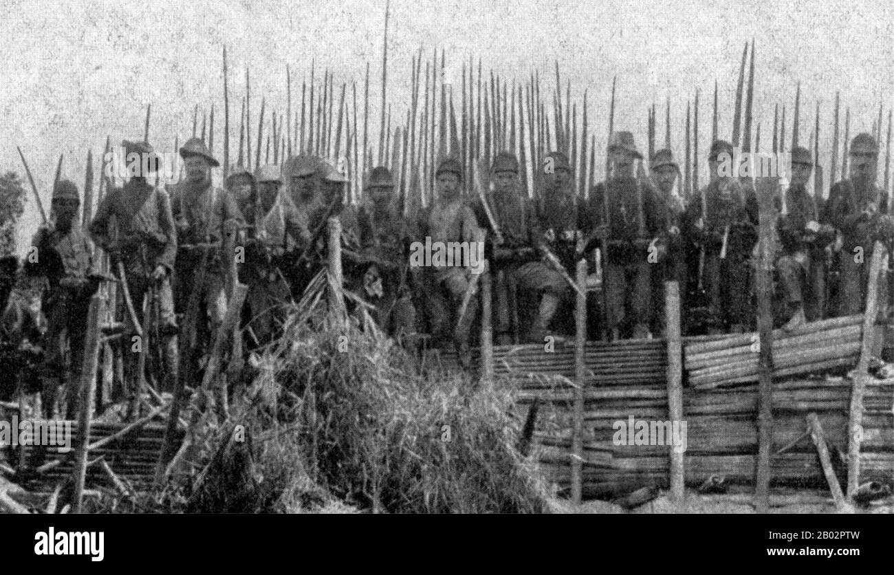 La guerre d'Aceh, également connue sous le nom de guerre néerlandaise ou de guerre Infidale (1873–1914), était un conflit militaire armé entre le Sultanat d'Aceh et les Pays-Bas, déclenché par des discussions entre les représentants d'Aceh et du Royaume-Uni à Singapour au début de 1873. La guerre faisait partie d'une série de conflits à la fin du XIXe siècle qui ont consolidé la domination néerlandaise sur l'Indonésie moderne. La campagne Gajo, Alas et Batak de la guerre d'Aceh en 1904 est surtout rappelée pour son craquage dur sur les dernières poches de résistance d'Acehnese et de Batak. En particulier la bataille à Kuta Reh Banque D'Images