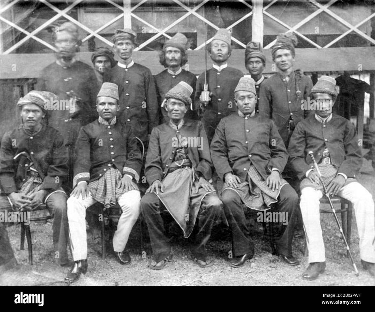 La guerre d'Aceh, également connue sous le nom de guerre néerlandaise ou de guerre Infidale (1873–1914), était un conflit militaire armé entre le Sultanat d'Aceh et les Pays-Bas, déclenché par des discussions entre les représentants d'Aceh et du Royaume-Uni à Singapour au début de 1873. La guerre faisait partie d'une série de conflits à la fin du XIXe siècle qui ont consolidé la domination néerlandaise sur l'Indonésie moderne. Teuku Umar (Meulaboh, Aceh occidentale, 1854 – 11 février 1899) était un chef de campagne de guérilla contre les Hollandais à Aceh pendant la guerre d'Aceh. Il est tombé lorsque les troupes néerlandaises ont lancé une attaque surprise Banque D'Images