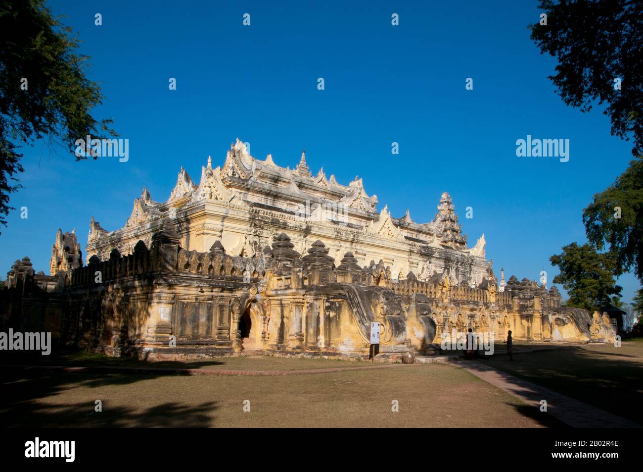 Le monastère de Maha Aung Mye Bonzan a été construit en 1822 par Nanmadaw Me Nu, la première reine du roi Bagyidaw (1784 - 1846). Inwa est la capitale de la Birmanie depuis près de 360 ans, à cinq occasions distinctes, de 1365 à 1842. Ainsi identifié comme le siège du pouvoir en Birmanie que Inwa (le Royaume d'Ava, ou la Cour d'Ava) était le nom par lequel la Birmanie était connue des Européens jusqu'au XIXe siècle. Banque D'Images