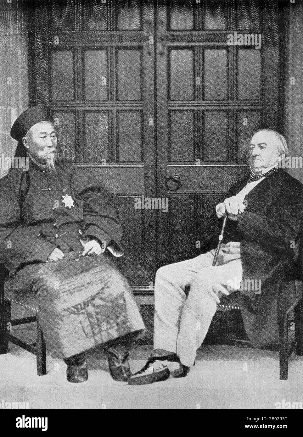 Li Hongzhang (Wade–Giles : Li Hung-chang), Marquis Suyi de la première classe (15 février 1823 – 7 novembre 1901), était un fonctionnaire civil chinois qui a mis fin à plusieurs rébellions majeurs et un homme d'État de la fin de l'Empire Qing. Il a occupé des postes importants de la Cour impériale, qui a occupé le poste de Vice-roi de Zhili. William Ewart Gladstone (29 décembre 1809 – 19 mai 1898) était un politicien libéral britannique. Dans une carrière de plus de soixante ans, il a été premier ministre quatre fois distincts (1868–74, 1880–85, février–juillet 1886 et 1892–94), plus que toute autre personne, et s Banque D'Images