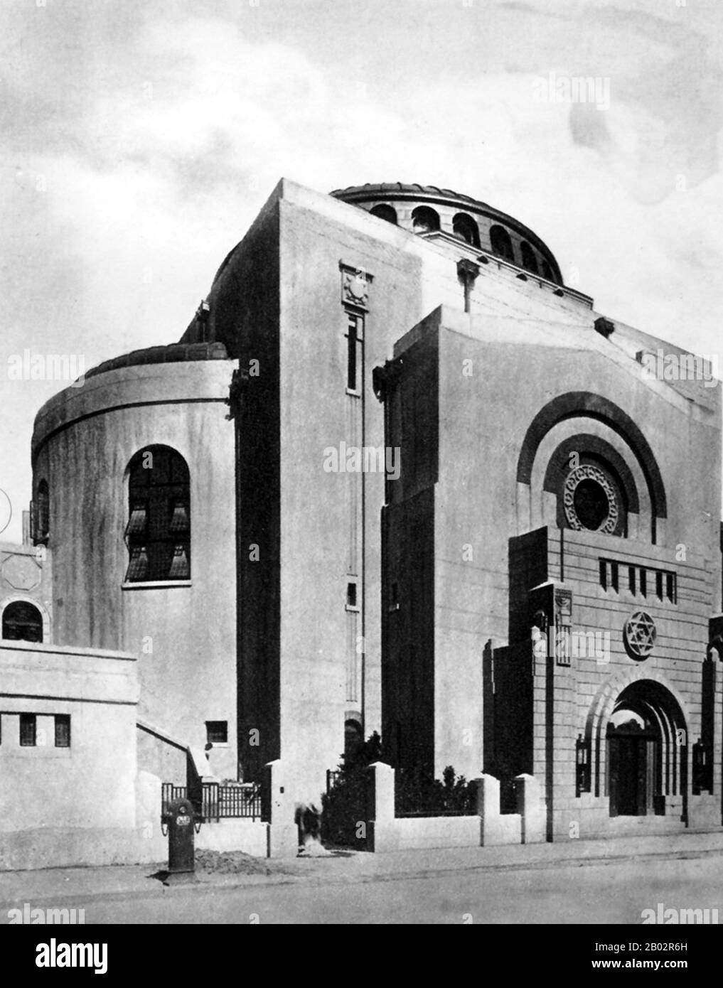 La synagogue Beth Aharon Sephardi a été construite en 1927 par l'éminent homme d'affaires juif Silas Aaron Hardoon, l'un des plus riches de Shanghai, comme cadeau à la communauté juive de la ville. Il a été nommé d'après le père de Hardoon, Aaron. Il était situé au 20 Museum Road (aujourd'hui 42 Huqiu Road) dans la colonie internationale de Shanghai, près de Bund et Hongkew, dans le district de Huangpu actuel. La synagogue a été conçue par le cabinet d'architectes Palmer et Turner, qui a également conçu l'emblématique édifice HSBC sur le Bund. Après que le Parti communiste chinois ait remporté la guerre civile chinoise et établi Banque D'Images