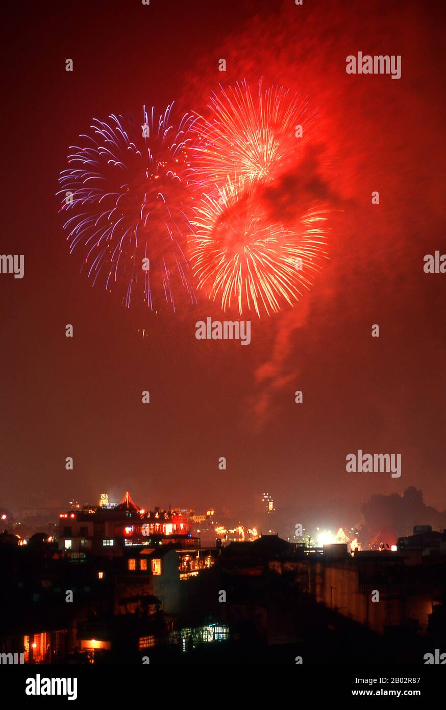 Le plus grand jour férié du Vietnam est Tet – plus correctement, Tet Nguyen Dan, « Festival du premier jour » – coïncidant avec le premier jour du nouvel an lunaire. Au cours de la semaine précédant Tet, les Vietnamiens remboursent leurs dettes, nettoyent les tombes de leurs ancêtres, font un rapport sur l'état du ménage au cours de l'année passée à l'empereur de Jade, et décorent leurs maisons avec des branches de fleurs de pêche ou de kumquat arbres. Les trois jours de Tet sont très une affaire domestique, avec tous les membres de la famille (y compris les spiritueux du défunt) rassemblés sous un seul toit. Banque D'Images