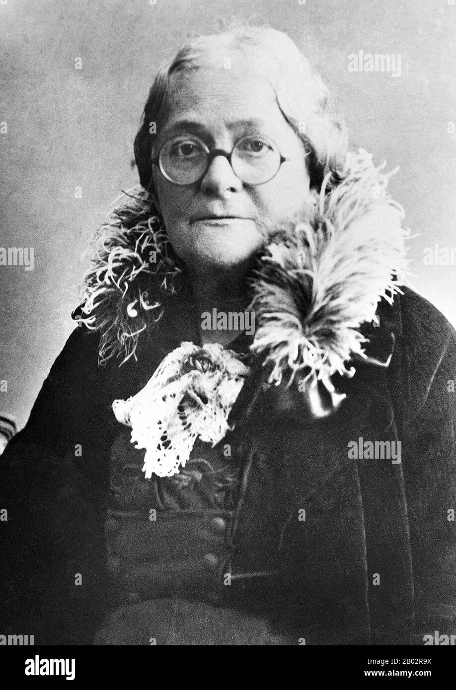 Clara Zetkin (née Eissner; 5 juillet 1857 – 20 juin 1933) était un théoricien marxiste allemand, militante et défenseur des droits des femmes. En 1911, elle organise la première Journée internationale de la femme. Jusqu'en 1917, elle était active au Parti social-démocrate d'Allemagne, puis elle rejoint le Parti social-démocrate indépendant d'Allemagne (USPD) et son aile d'extrême-gauche, la Ligue sparticienne; Plus tard, elle est devenue le Parti communiste d'Allemagne (KPD), qu'elle a représenté au Reichstag pendant la République de Weimar de 1920 à 1933. Lorsque Adolf Hitler et son parti nazi ont pris le pouvoir, le Parti communiste du G Banque D'Images