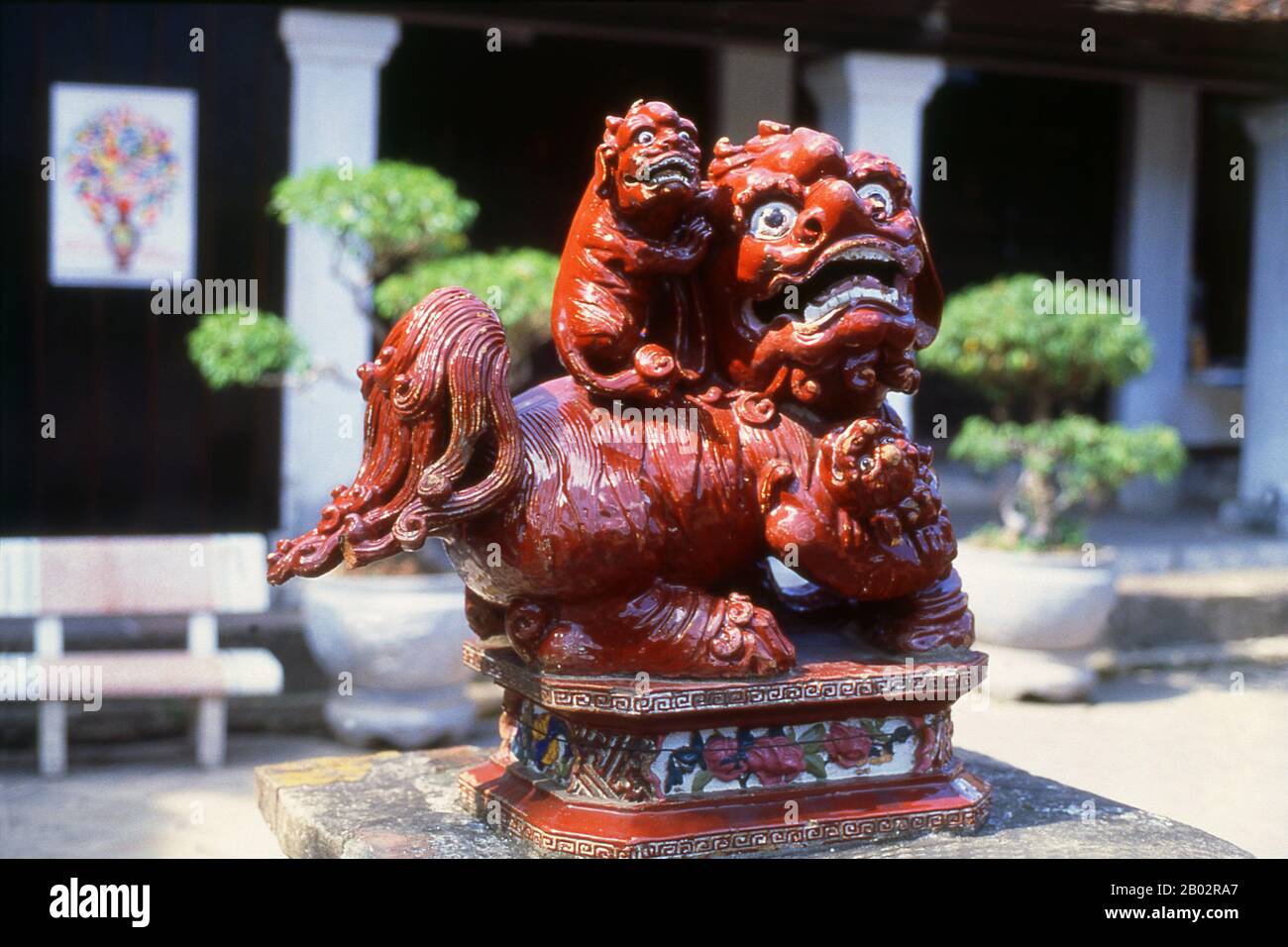 Le qilin, kirin ou kylin est une créature chimérique mythique à accrochage connue dans diverses cultures d'Asie de l'est, qui apparaît avec l'arrivée imminente ou le passage d'un sage ou d'un dirigeant illustrié. Il est souvent représenté avec ce qui ressemble au feu partout dans son corps. Il est parfois appelé « unicorn chinois » par rapport à Western unicorn. Le Temple de la littérature ou Van Mieu est l’un des trésors culturels les plus importants du Vietnam. Fondé en 1070 par le roi Ly Thanh Tong de la dynastie des premiers Ly, le temple était dédié à la fois à Confucius et à Chu Cong, membre de la royauté chinoise Banque D'Images