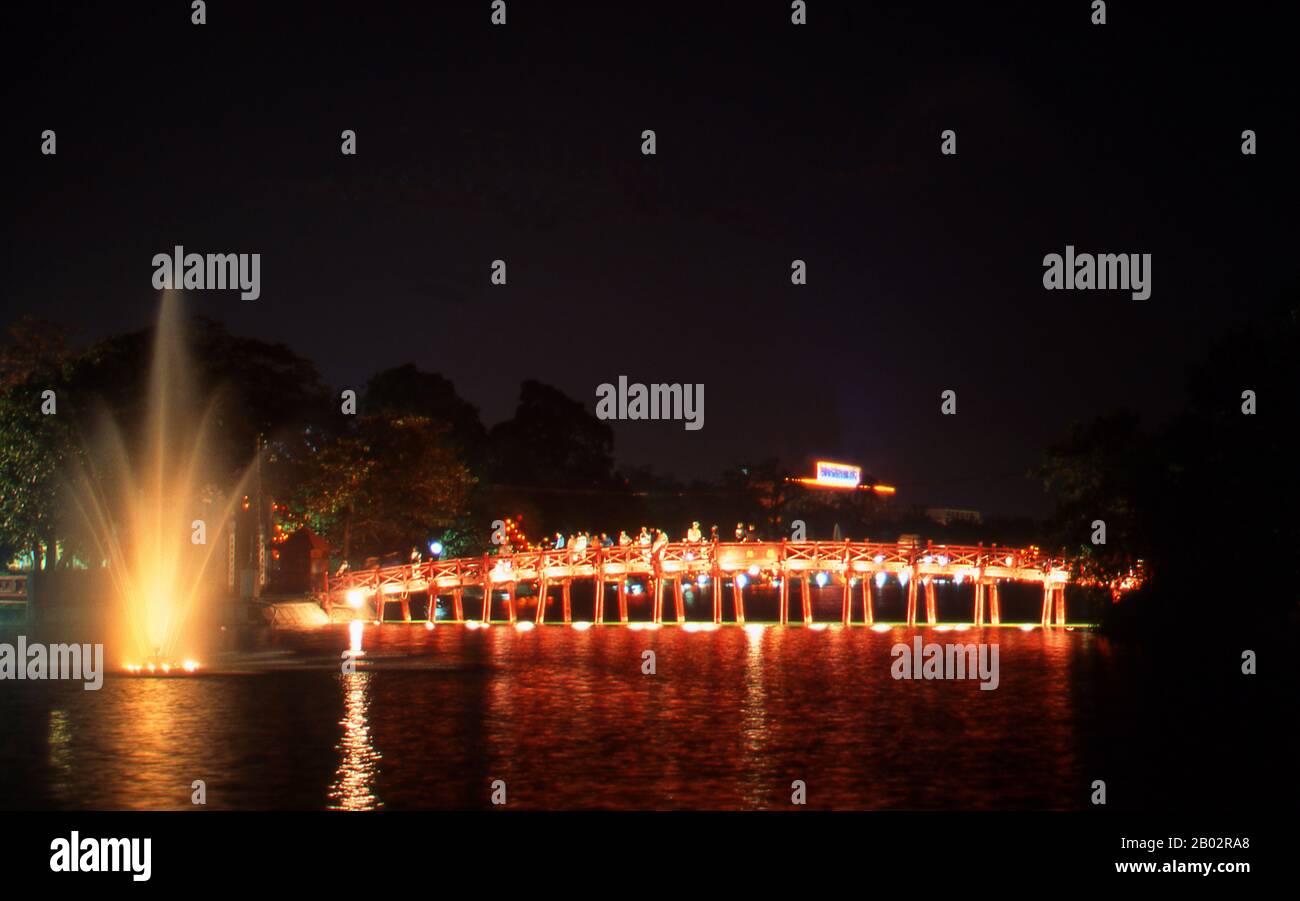 Ho Hoan Kiem signifie «Lac du Sword Restauré», un corps d'eau qui se trouve au coeur de Hanoi. Jusqu'au XVe siècle, il s'appelait Luc Thuy ou «Green Water». La légende l'a fait que pendant l'occupation Ming (1407-28), le général le Loi a été présenté avec une épée magique par une tortue divine qui a vécu dans les eaux. Avec l'aide de cette épée, le Loi expulsa les Chinois du nord du Vietnam et s'établit comme l'empereur le Thai À. Plus tard, lorsque l'empereur naviguait sur le lac, la tortue s'est élevée à la surface et a récupéré l'épée. Depuis, il est connu sous le nom de Ho Hoan Kiem. Banque D'Images