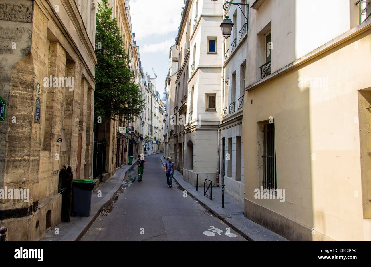 Balayant une rue, Paris Banque D'Images