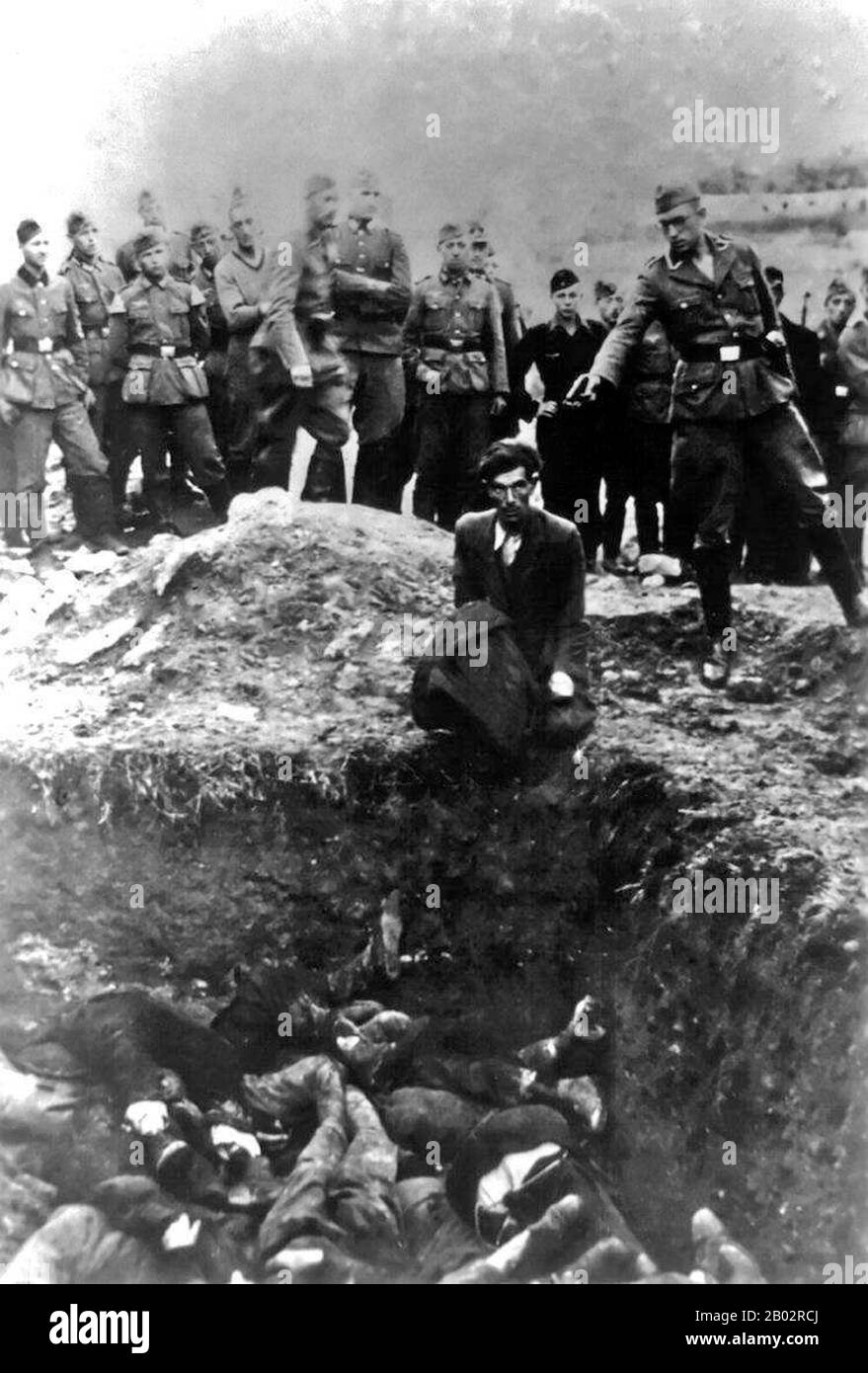 Babi Yar est un ravin de la capitale ukrainienne Kiev et le site d'une série de massacres commis par les forces allemandes et les collaborateurs nazis locaux lors de leur campagne contre l'Union soviétique. Les massacres les plus connus et les mieux documentés ont eu lieu du 29 au 30 septembre 1941, où 33 771 Juifs ont été tués en une seule opération. La décision de tuer tous les Juifs à Kiev a été prise par le gouverneur militaire, Le Major-général Kurt Eberhard, le commandant de police du Groupe d'armée Sud, le SS-Obergrupenführer Friedrich Jeckeln, et le Commandant de l'Einsatzgruppe C Otto Rasch. Il a été transporté o Banque D'Images